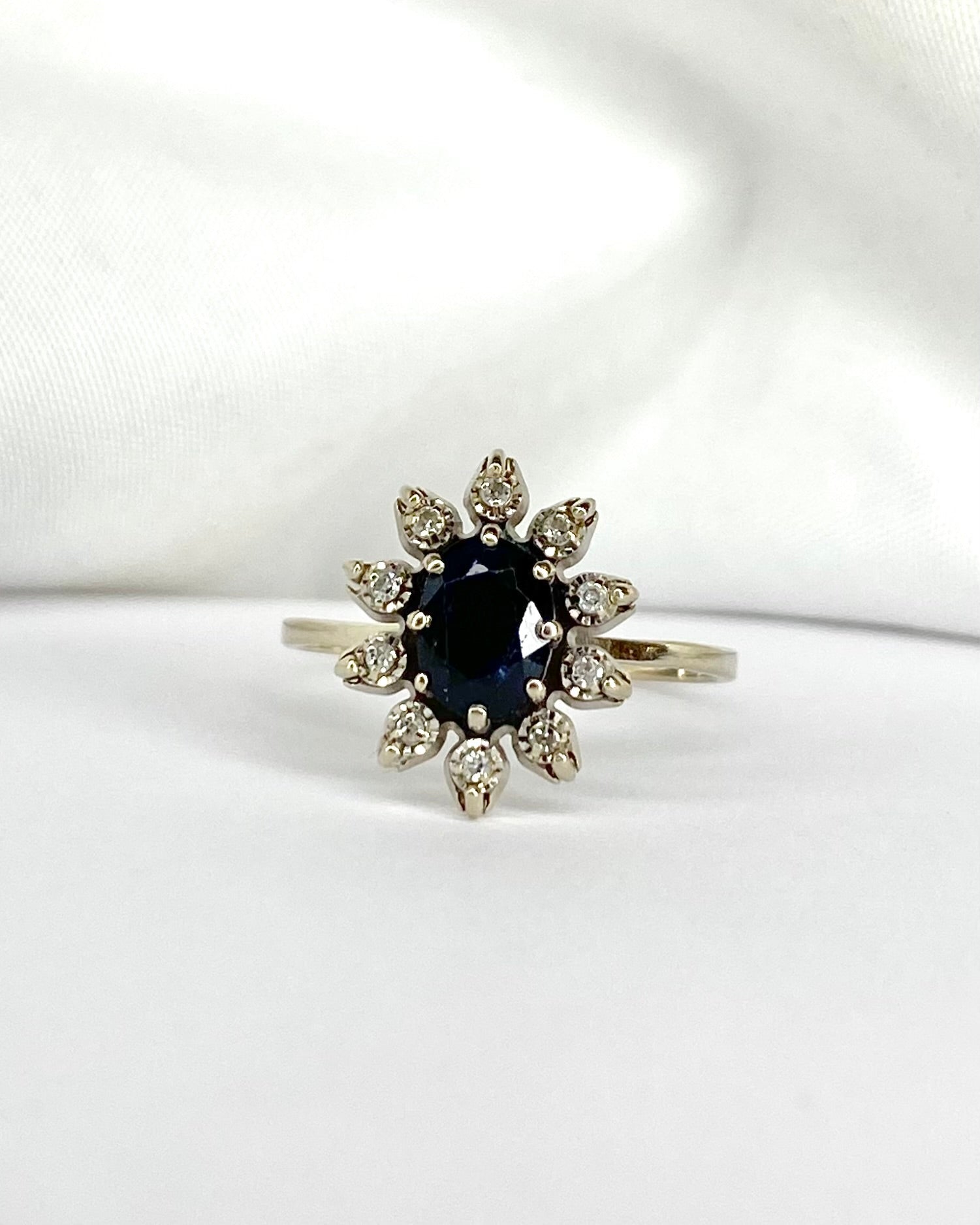 Bague Marguerite Saphir 1 carat &amp; 10 Diamants "Amélia" - Elliade Paris