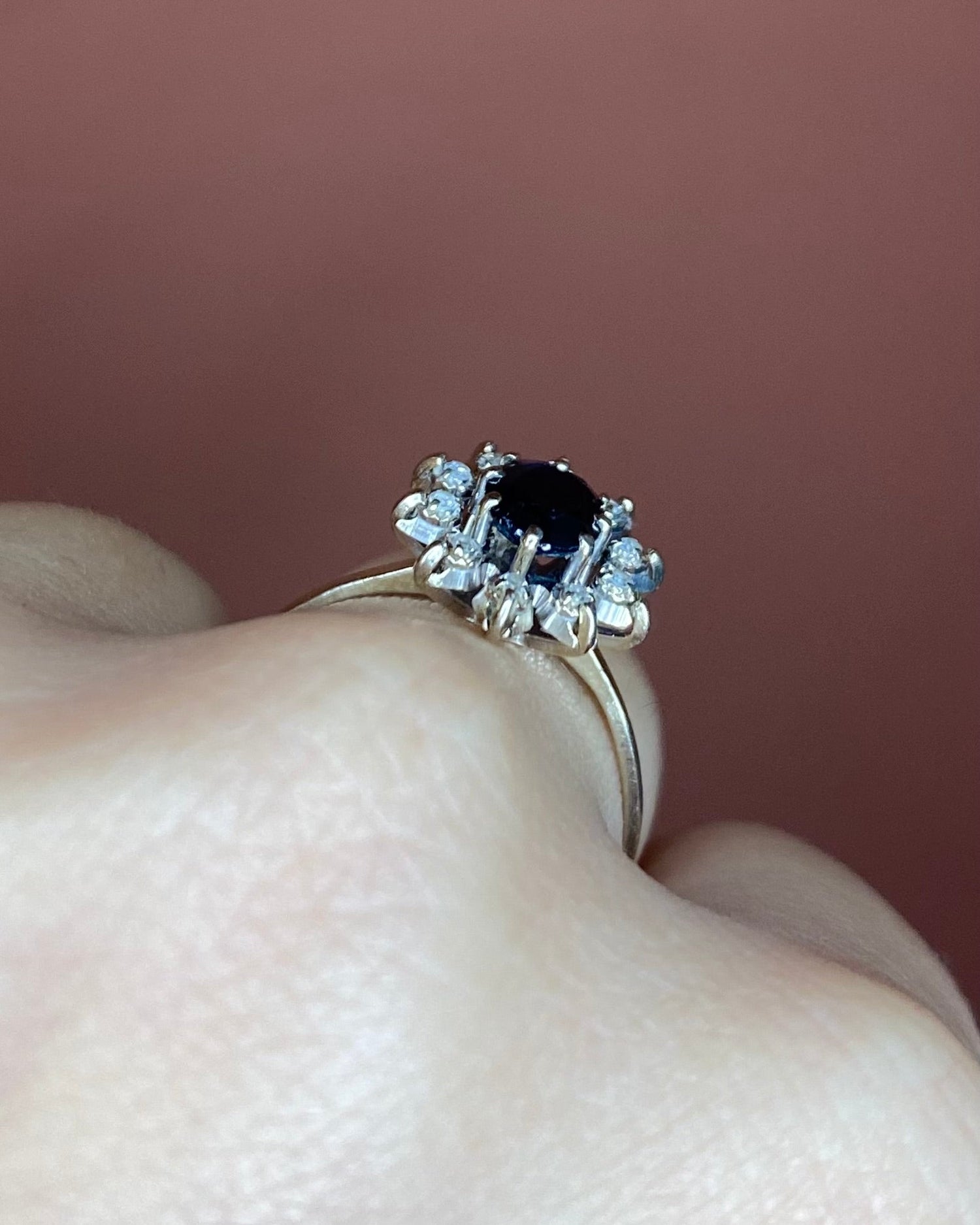 Bague Marguerite Saphir 1 carat &amp; 10 Diamants &quot;Amélia&quot; - Elliade Paris