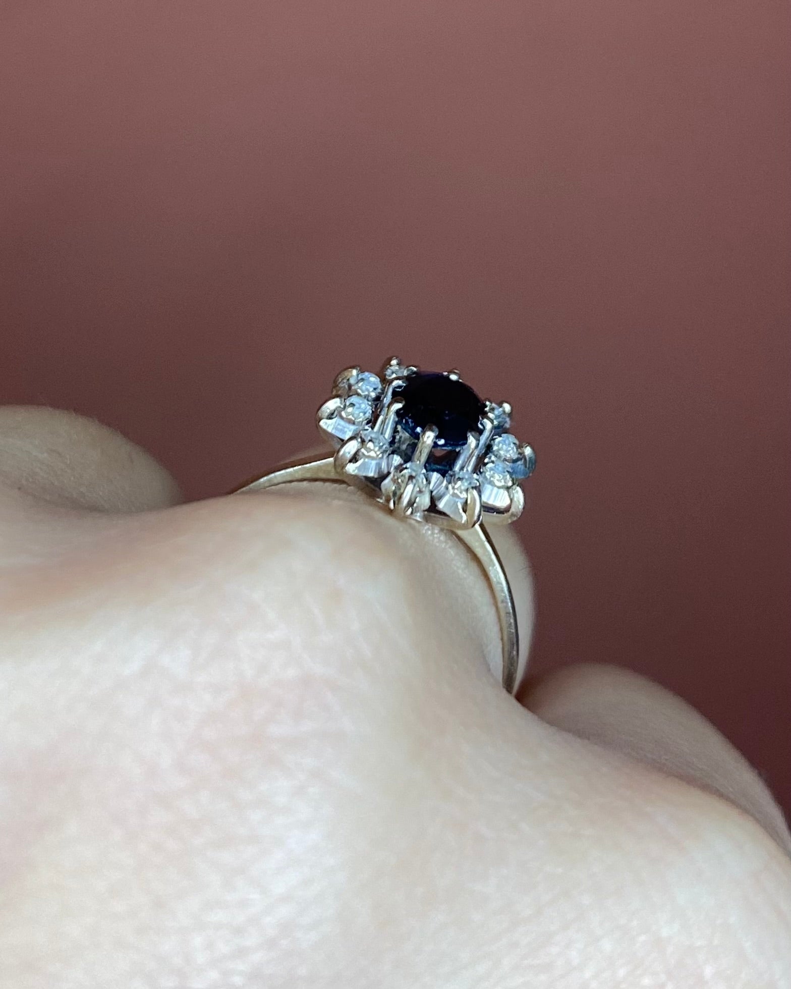 Bague Marguerite Saphir 1 carat &amp; 10 Diamants "Amélia" - Elliade Paris