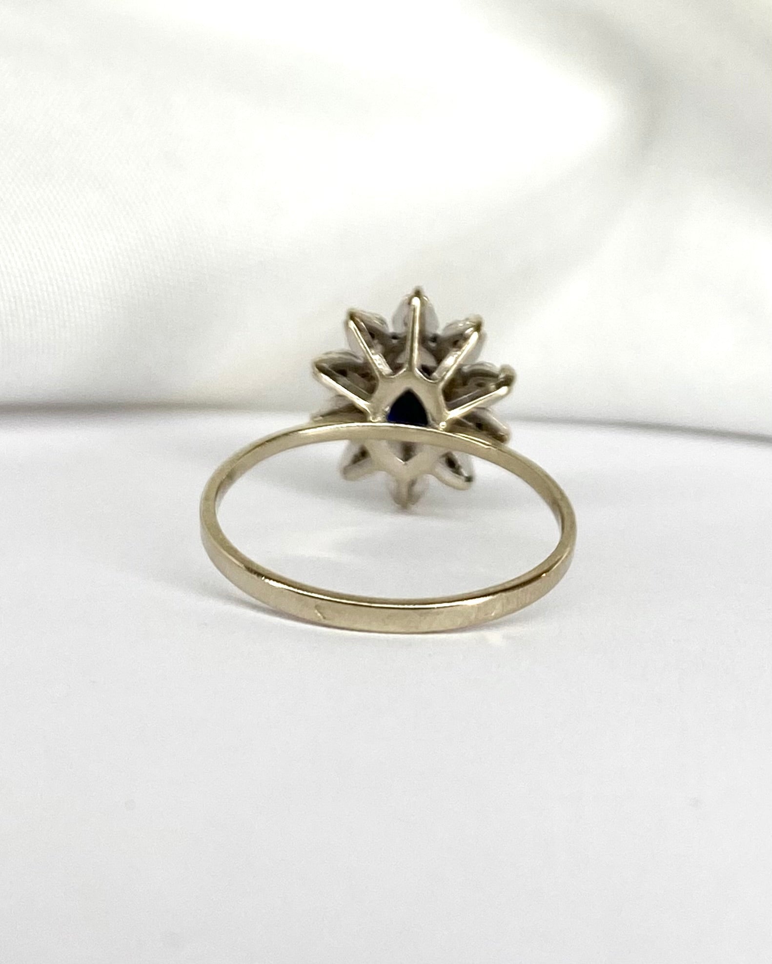 Bague Marguerite Saphir 1 carat &amp; 10 Diamants "Amélia" - Elliade Paris