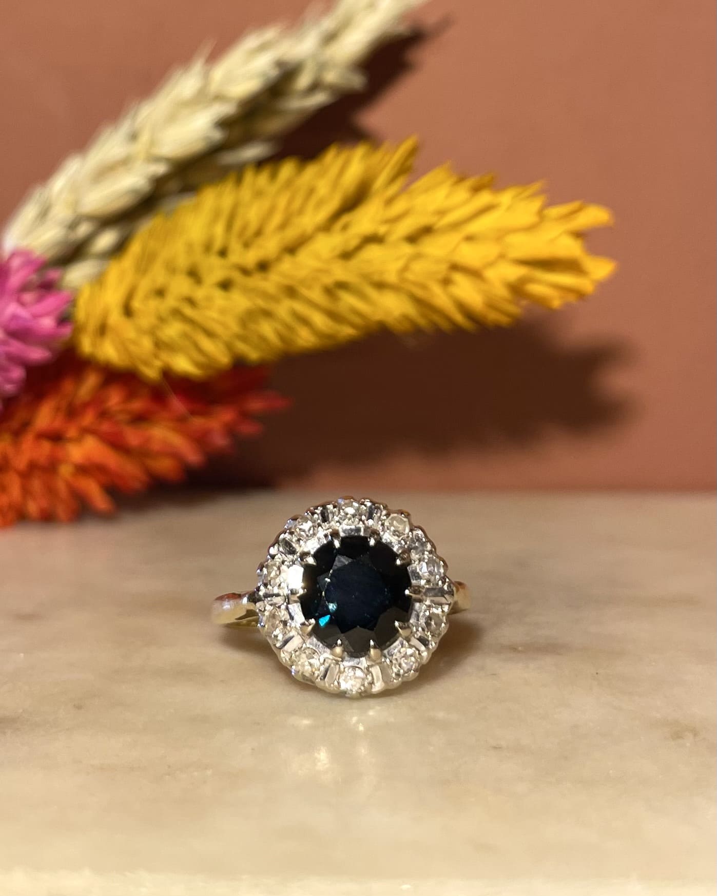 Bague Marguerite Saphir 1 carat &amp; 10 Diamants "Beatrice" - Elliade Paris