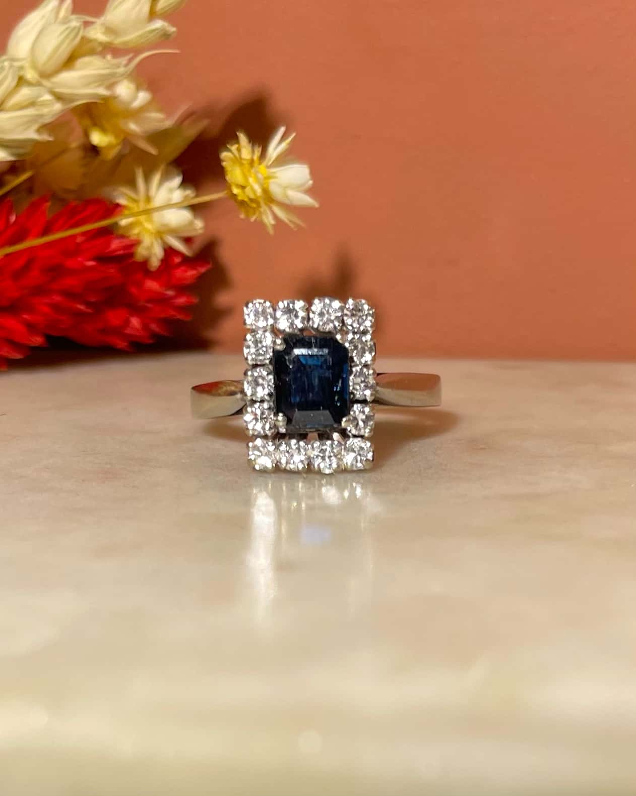 Bague Marguerite Saphir 1 carat &amp; 14 Diamants "Haileenn" - Elliade Paris