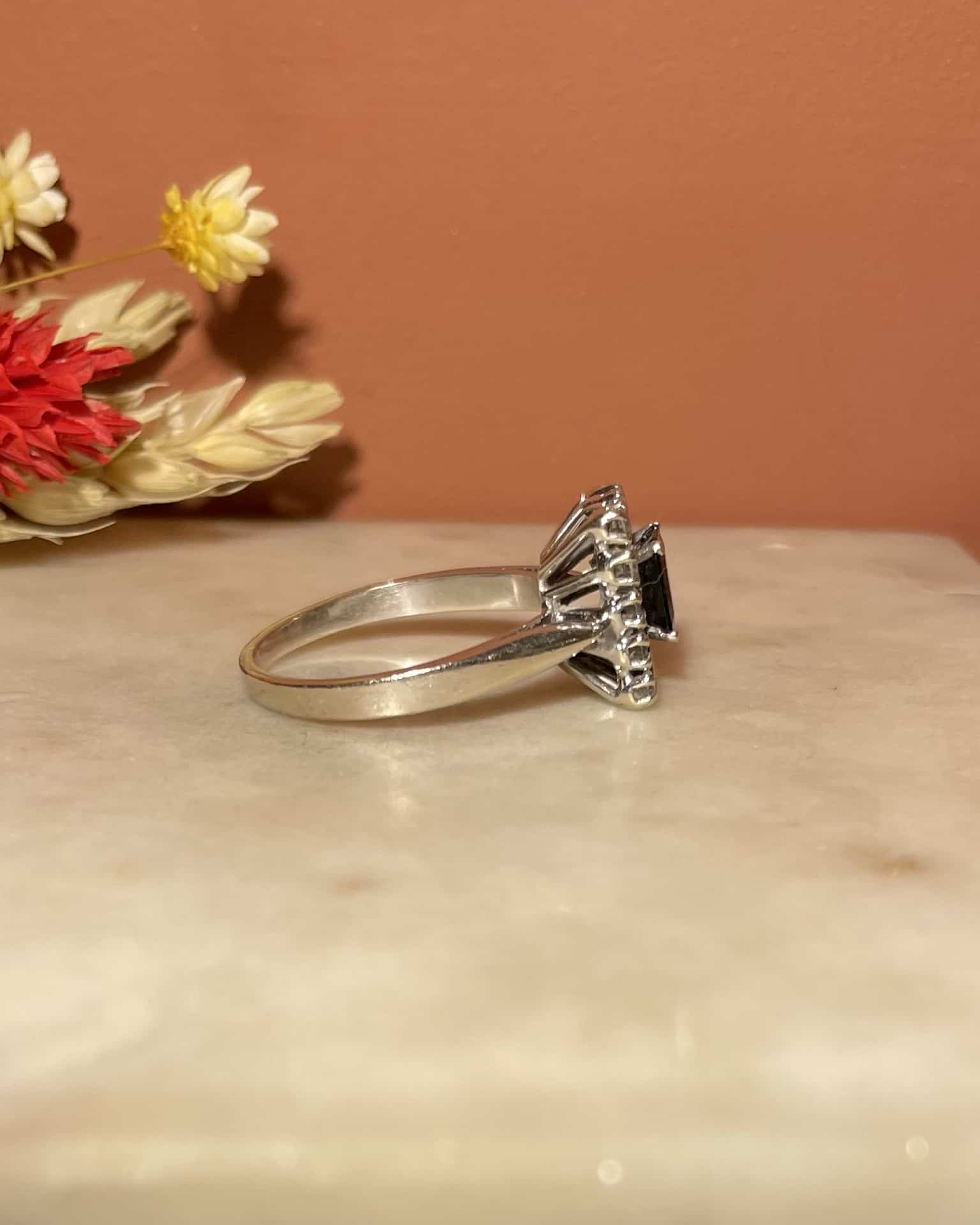 Bague Marguerite Saphir 1 carat &amp; 14 Diamants "Haileenn" - Elliade Paris