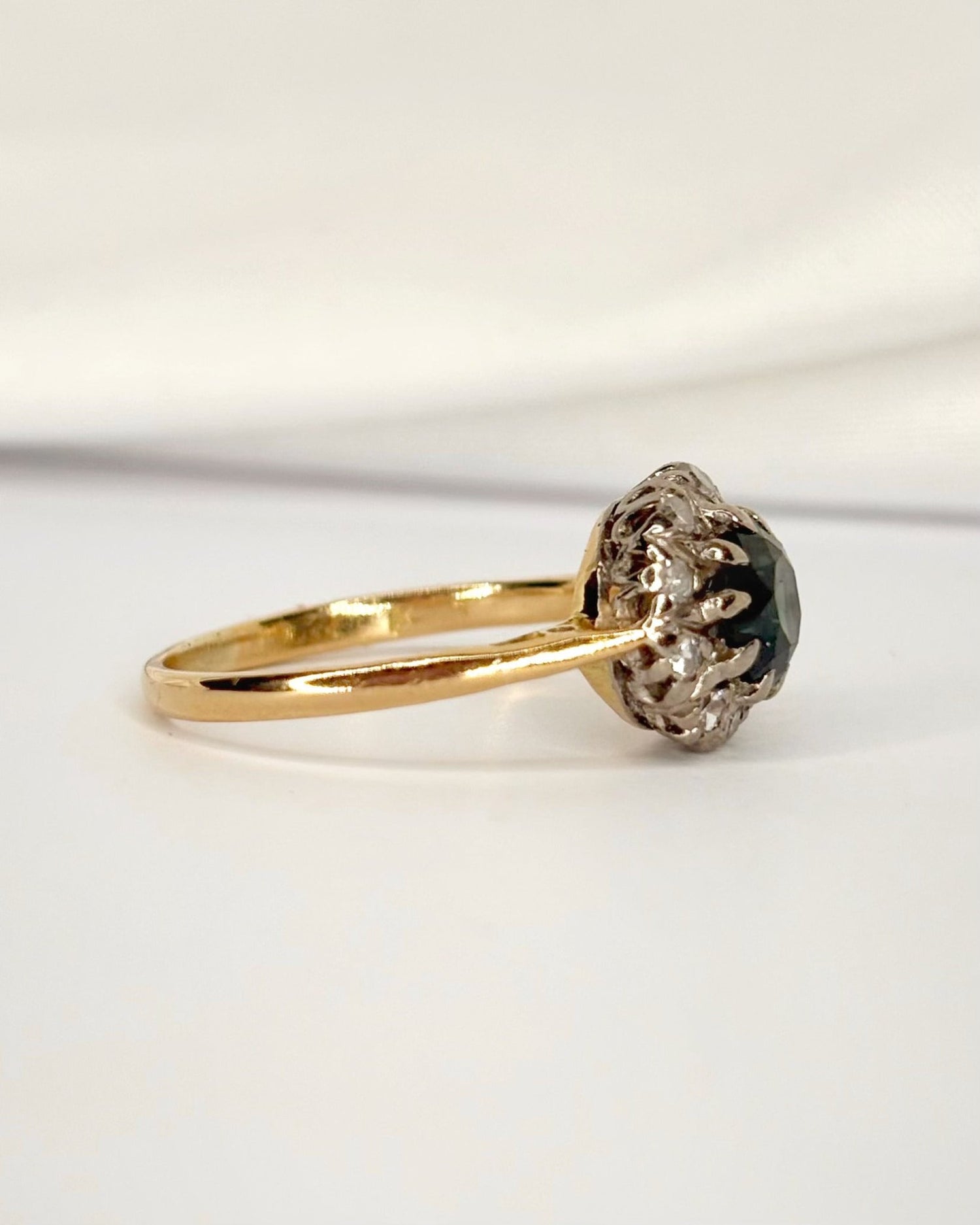 Bague Marguerite Saphir 1 carat &amp; Diamants 0.20 carat "Marilou" - Elliade Paris