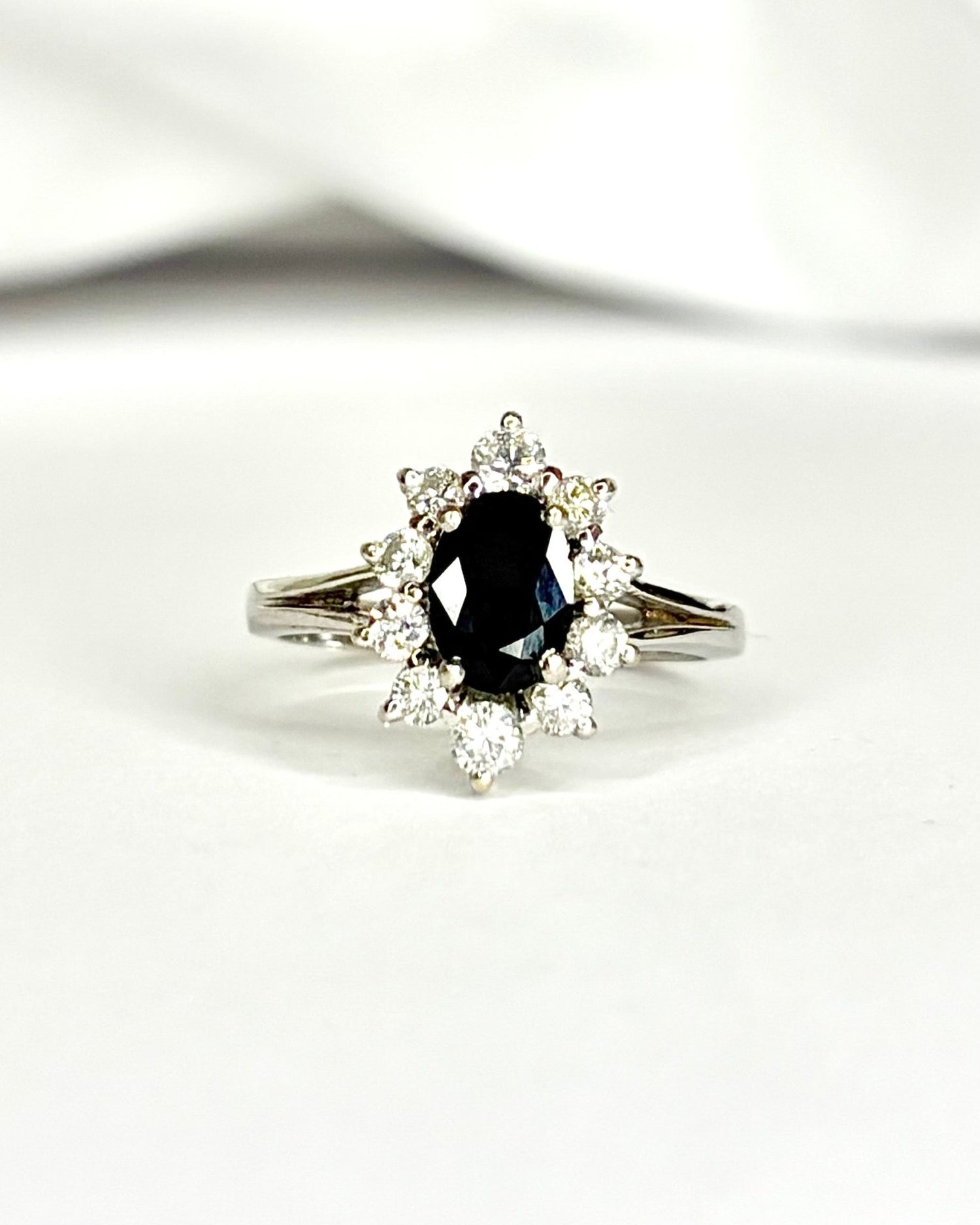 Bague Marguerite Saphir 1 carat &amp; Diamants 0.48 carat "Gaia" - Elliade Paris