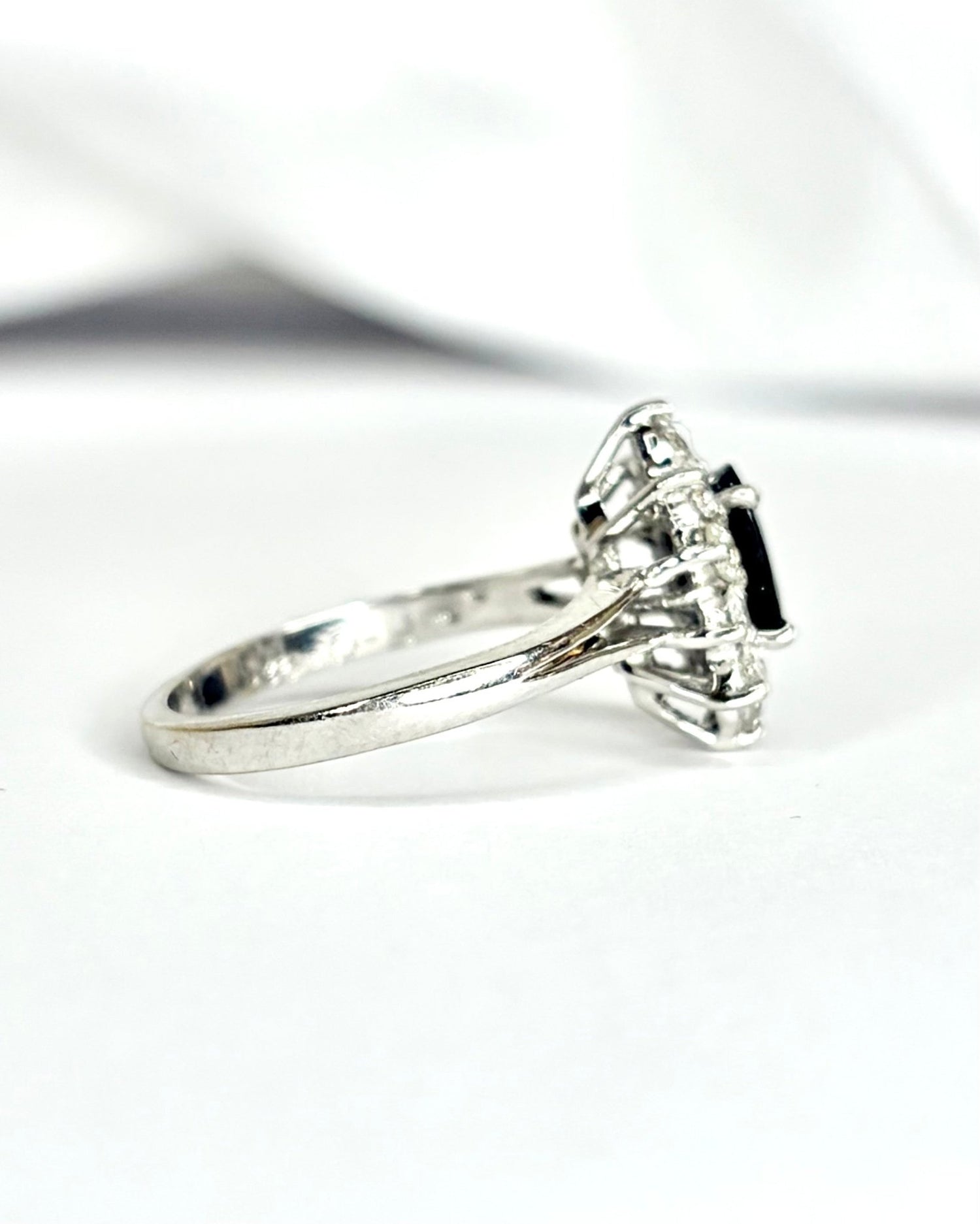 Bague Marguerite Saphir 1 carat &amp; Diamants 0.48 carat "Gaia" - Elliade Paris