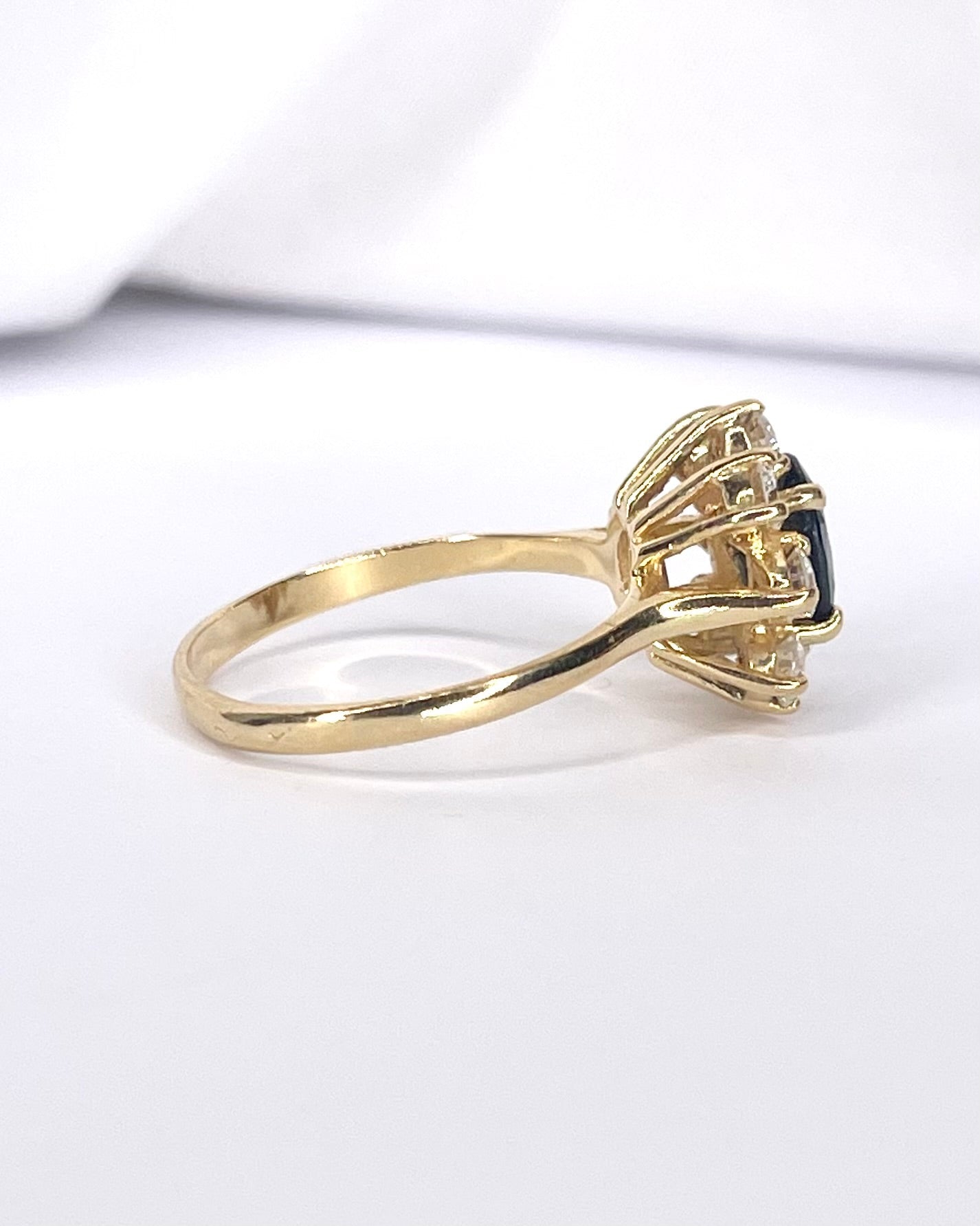 Bague Marguerite Saphir 1 carat &amp; Diamants 0.56 carat "Dilara" - Elliade Paris