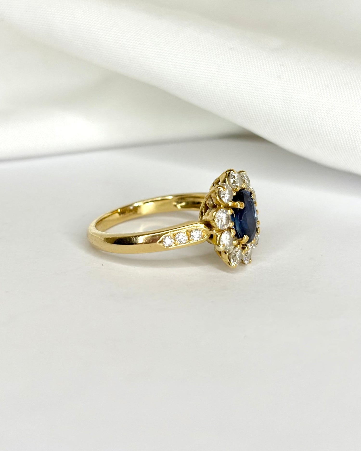 Bague Marguerite Saphir 1 carat &amp; Diamants 0.82 carat &quot;Coraline&quot; - Elliade Paris