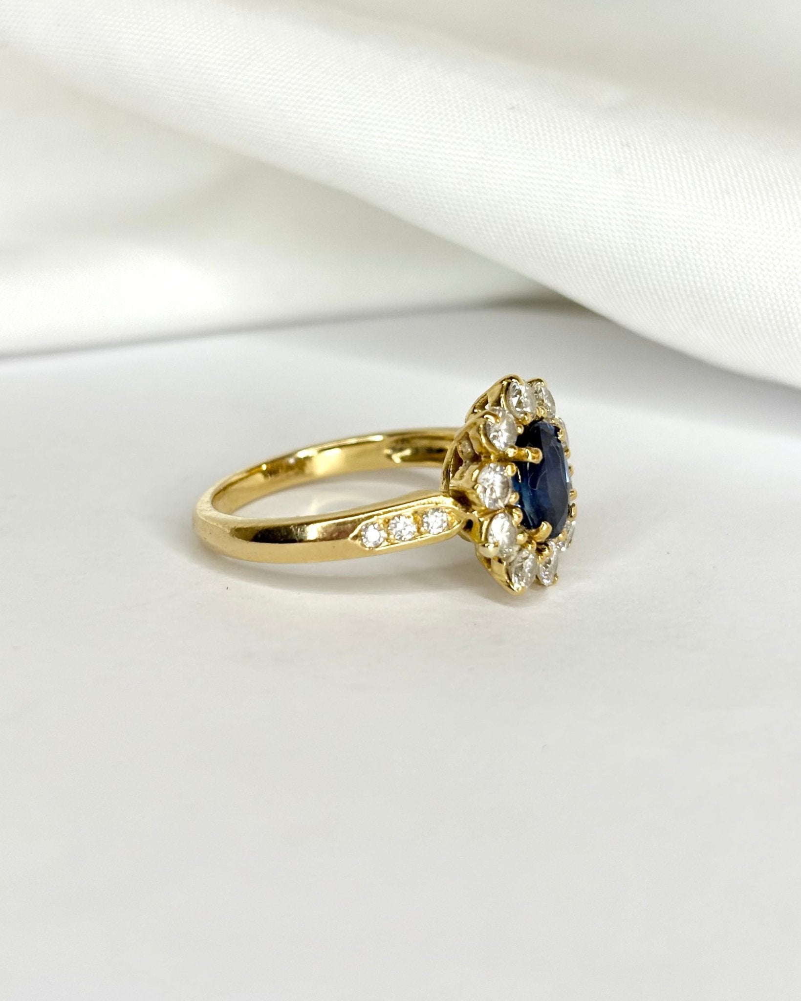 Bague Marguerite Saphir 1 carat &amp; Diamants 0.82 carat &quot;Coraline&quot; - Elliade Paris