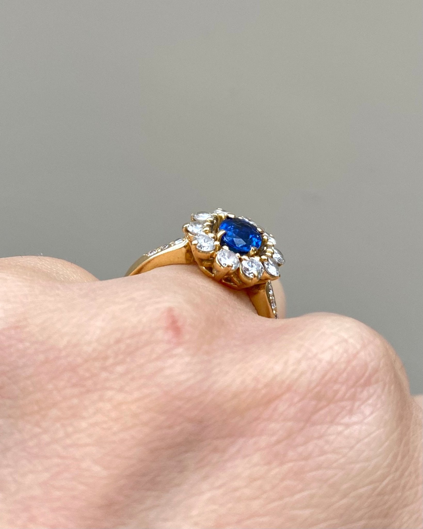 Bague Marguerite Saphir 1 carat &amp; Diamants 0.82 carat "Coraline" - Elliade Paris