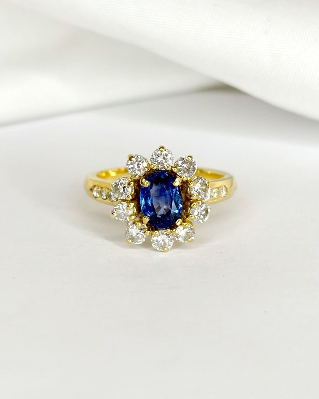 Bague Marguerite Saphir 1 carat &amp; Diamants 0.82 carat &quot;Coraline&quot; - Elliade Paris