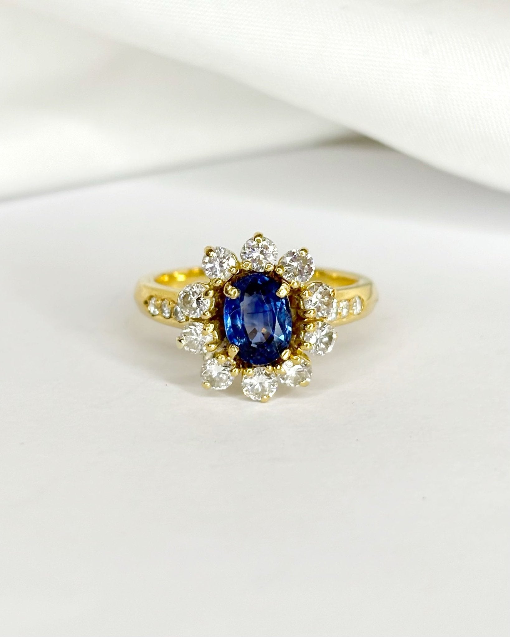 Bague Marguerite Saphir 1 carat &amp; Diamants 0.82 carat &quot;Coraline&quot; - Elliade Paris