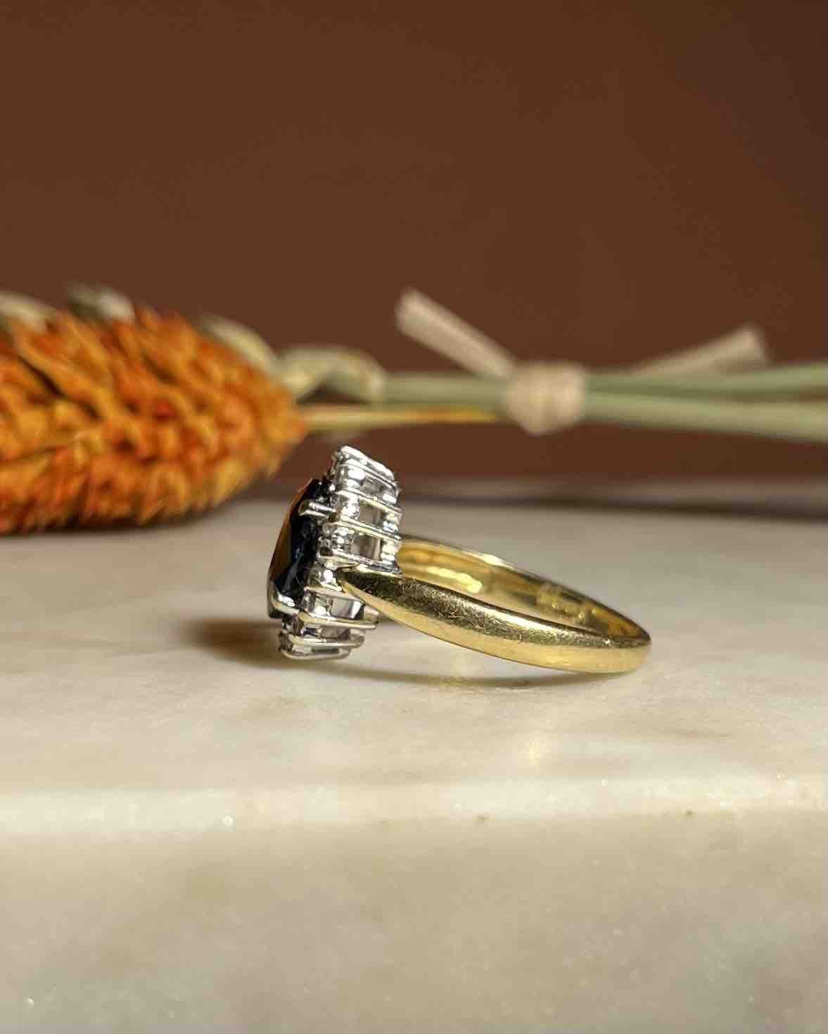 Bague marguerite saphir 1 carat &amp; diamants "Betty" - Elliade Paris
