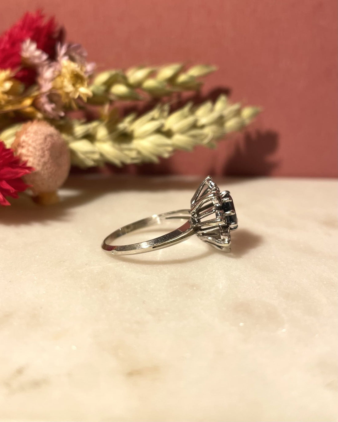 Bague Marguerite Saphir 1 carat &amp; Diamants &quot;Élina&quot; - Elliade Paris