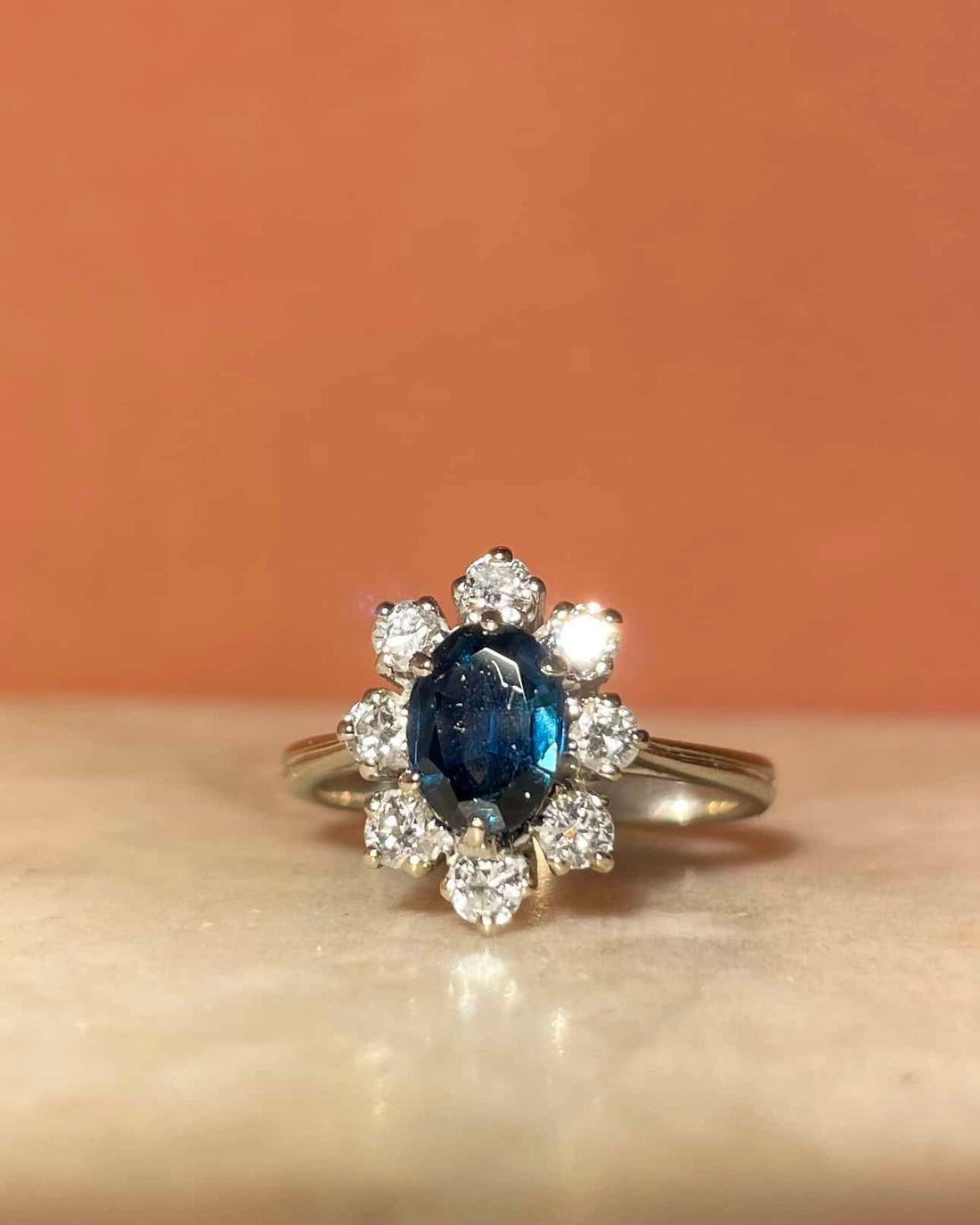 Bague Marguerite Saphir 1 Carat &amp; Diamants &quot;Gwyneth&quot; - Elliade Paris