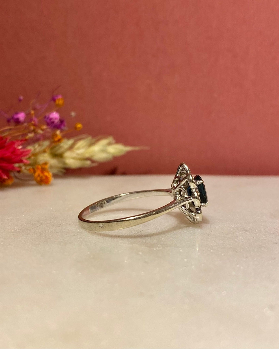 Bague Marguerite Saphir 1 carat &amp; Diamants &quot;Jess&quot; - Elliade Paris
