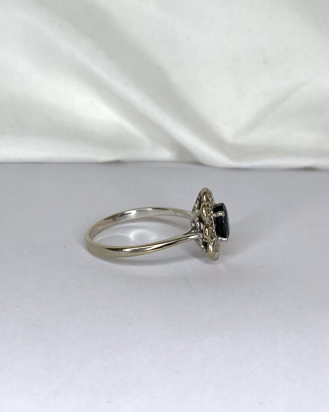 Bague Marguerite Saphir 1 carat &amp; Diamants "Jess" - Elliade Paris