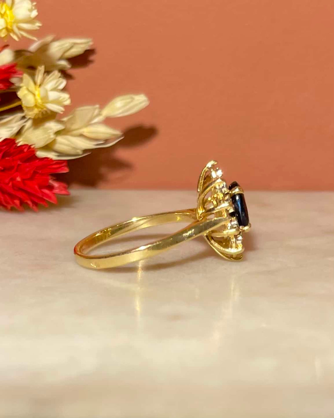 Bague Marguerite Saphir 1 carat &amp; Diamants &quot;Saliha&quot; - Elliade Paris
