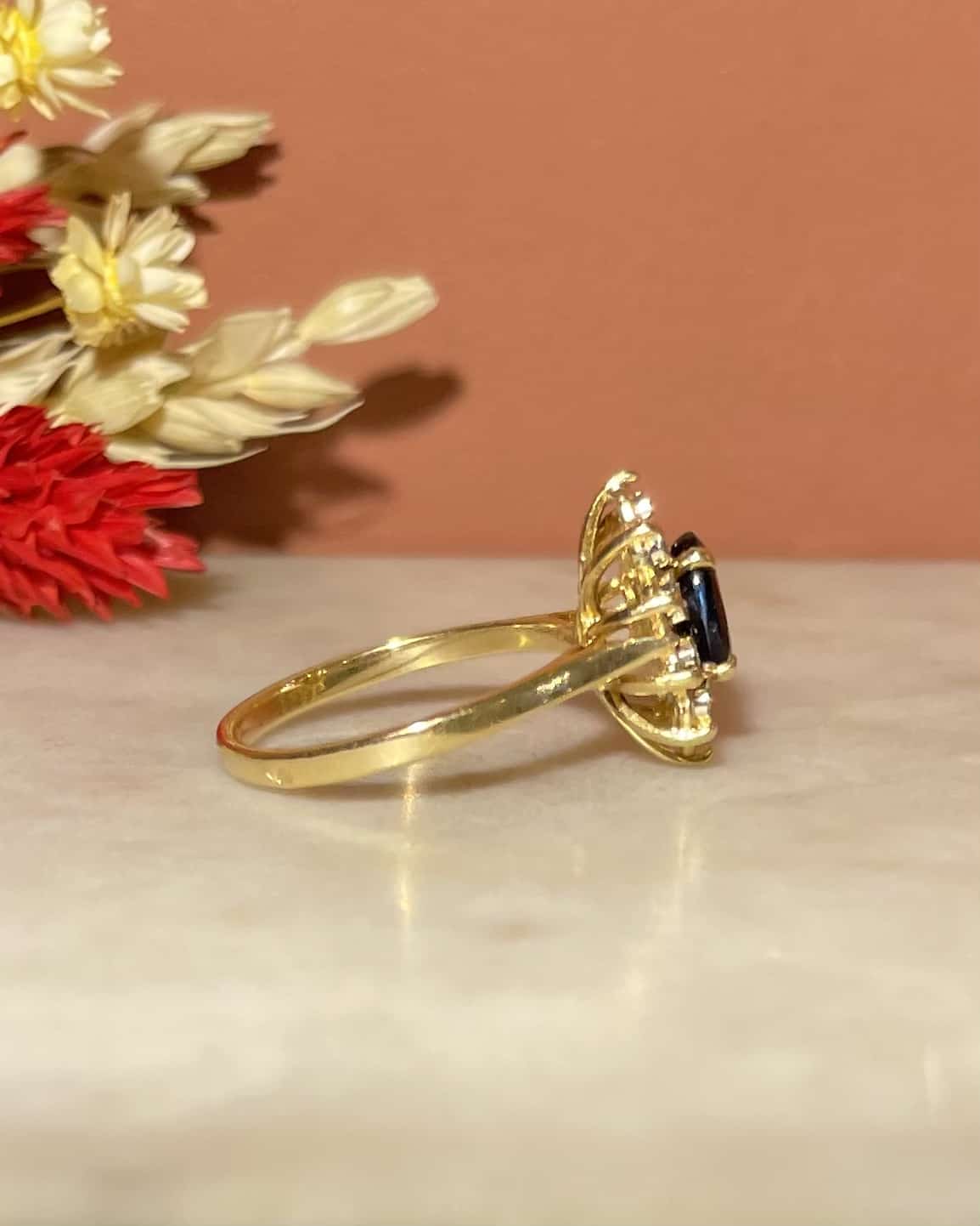 Bague Marguerite Saphir 1 carat &amp; Diamants "Saliha" - Elliade Paris