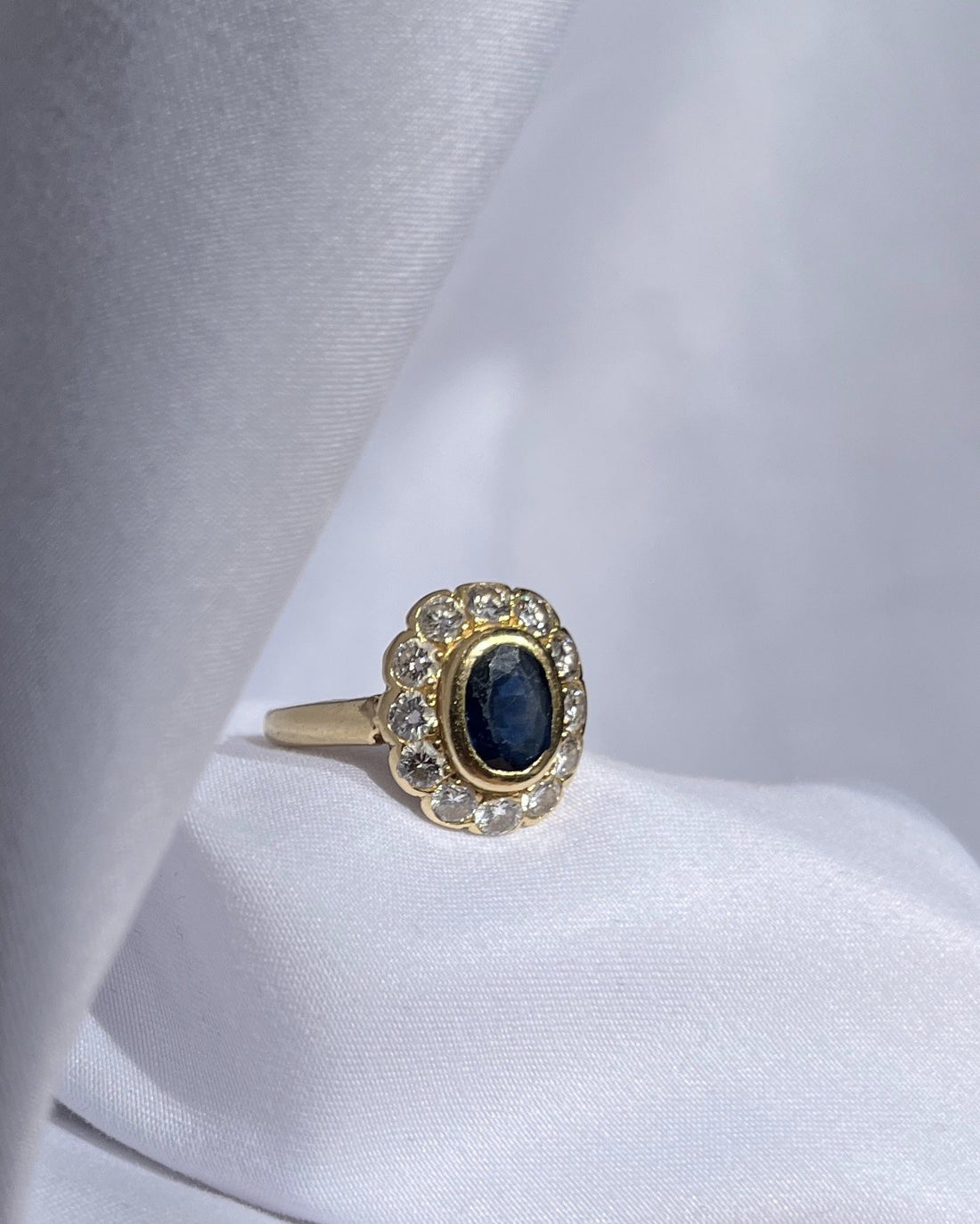 Anillo vintage de margaritas con zafiro y diamantes &quot;Gabriella&quot;