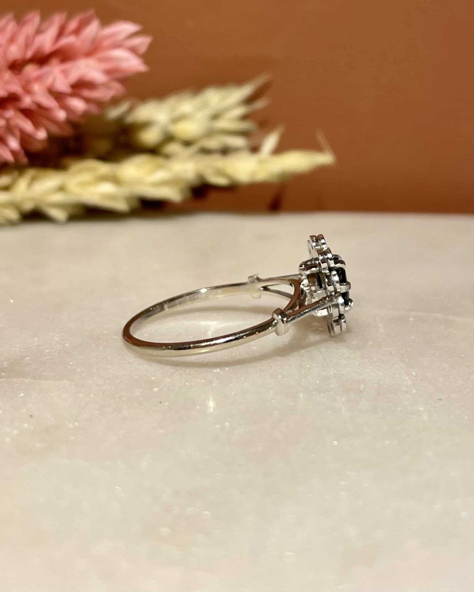 Bague Marguerite Saphir &amp; 10 Diamants "Jessica" - Elliade Paris