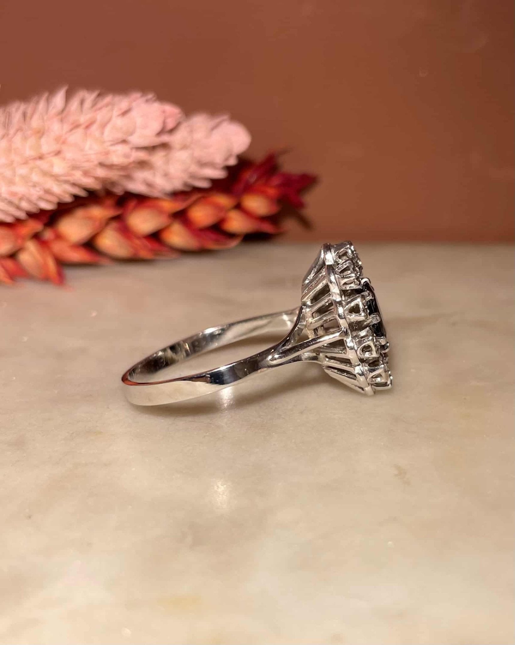 Bague Marguerite Saphir &amp; 10 Diamants "Malizia" - Elliade Paris