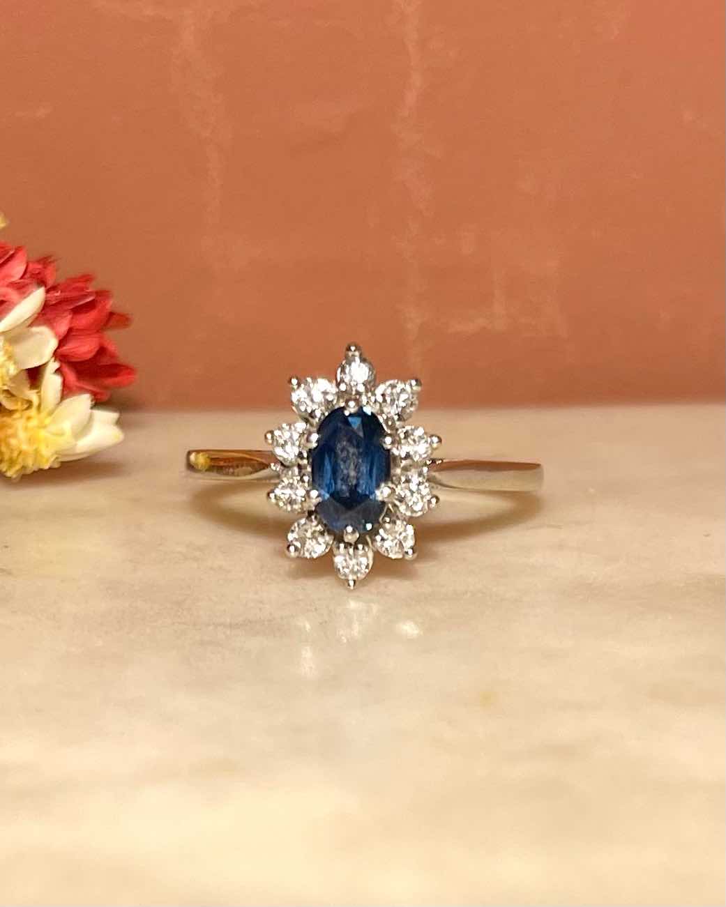 Bague Marguerite Saphir &amp; 10 Diamants "Sierra" - Elliade Paris