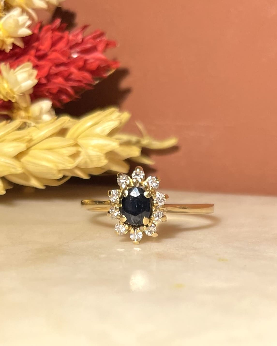 Bague Marguerite Saphir &amp; 10 Diamants "Yona" - Elliade Paris