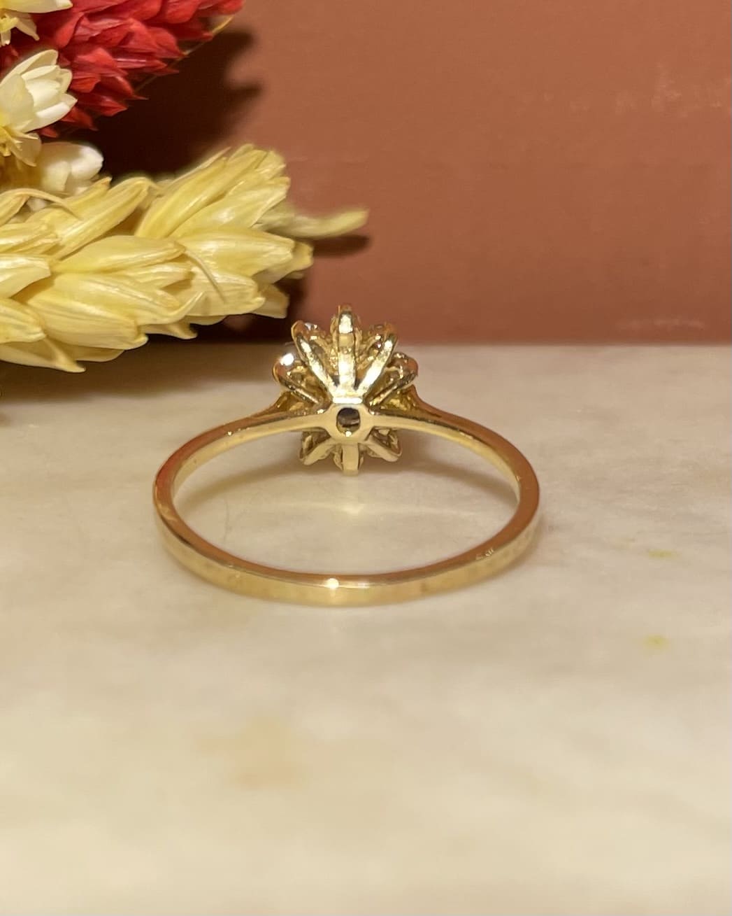 Bague Marguerite Saphir &amp; 10 Diamants "Yona" - Elliade Paris