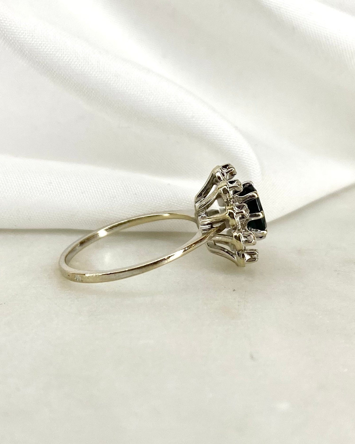 Bague Marguerite Saphir 1.05 carat &amp; 10 Diamants 0.20 carat “Shana” - Elliade Paris
