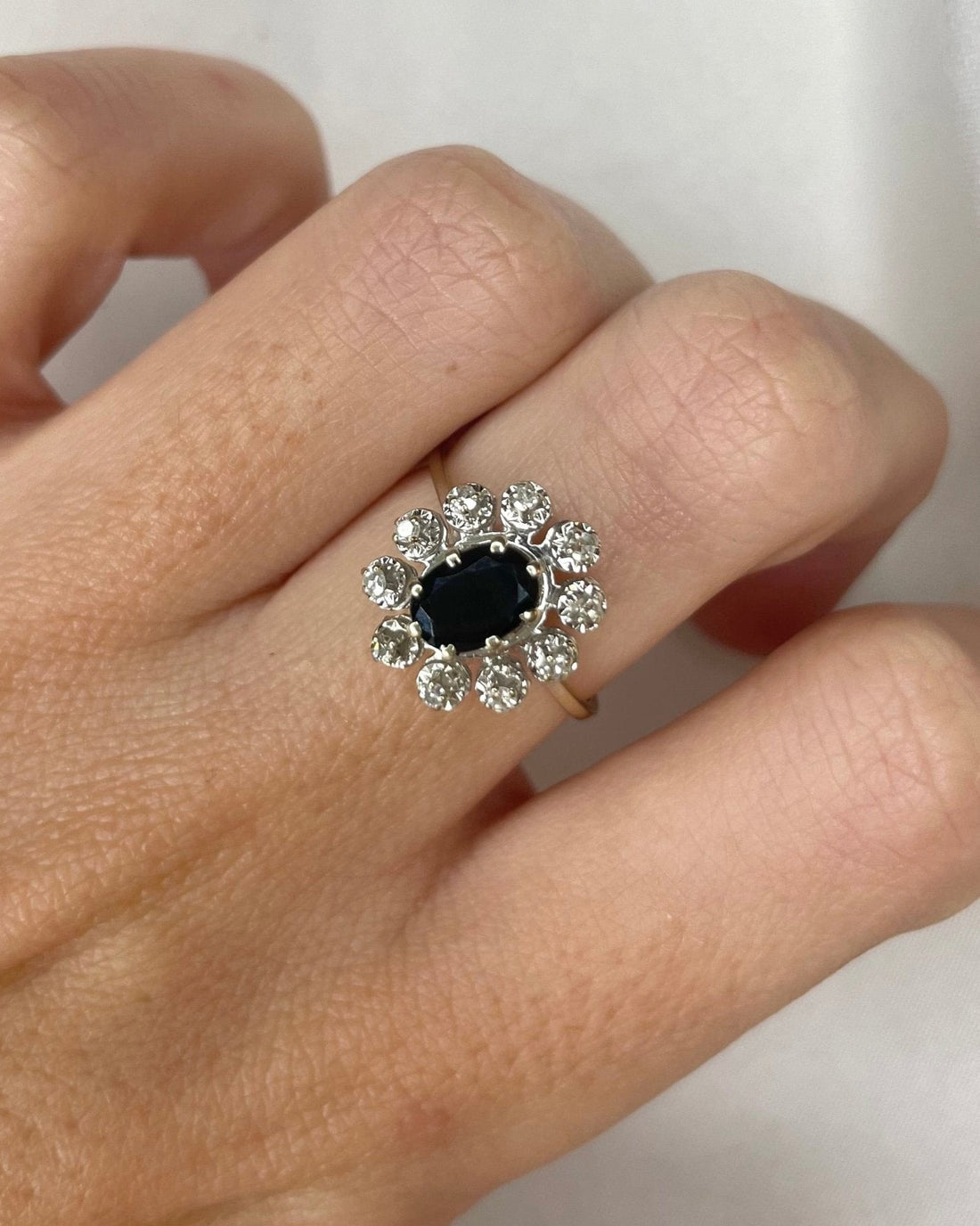 Bague Marguerite Saphir 1.05 carat &amp; 10 Diamants 0.20 carat “Shana” - Elliade Paris