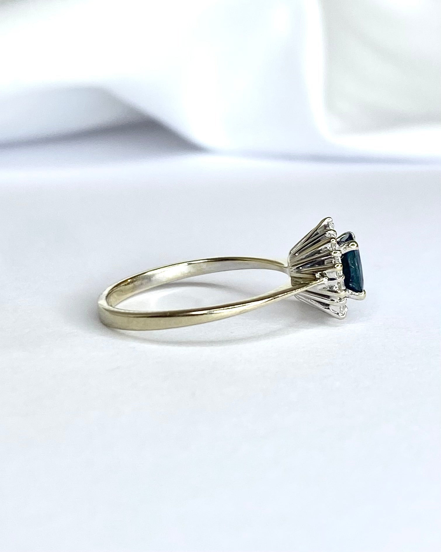 Bague Marguerite Saphir 1.05 carat &amp; Diamants 0.30 carat "Hermione" - Elliade Paris