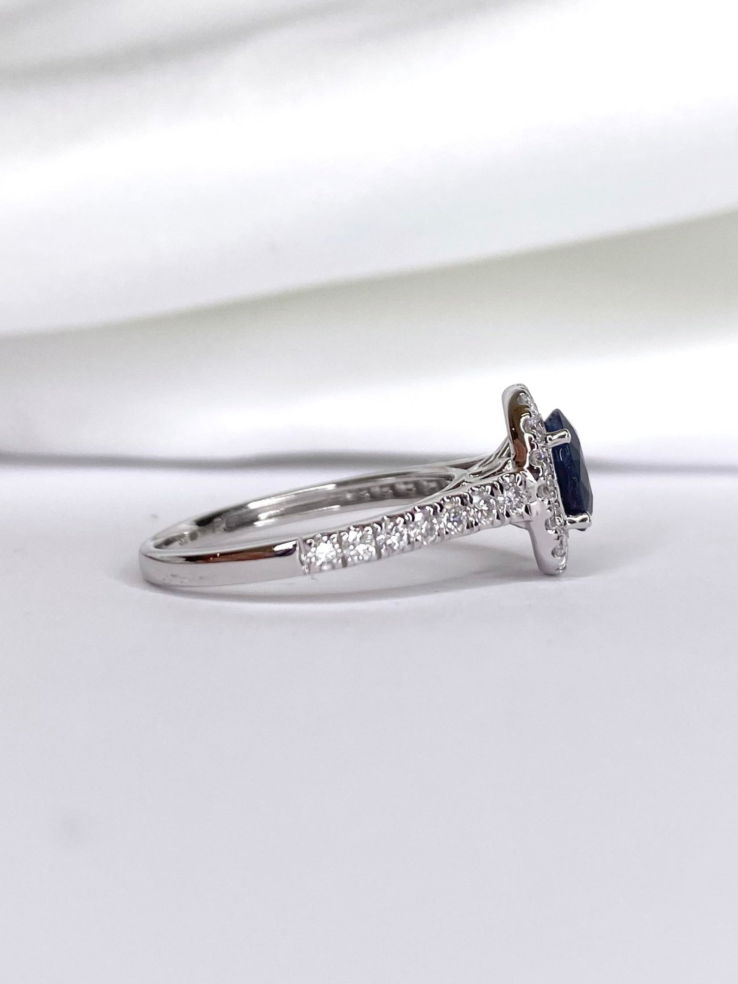 Bague Marguerite Saphir 1.08 carat &amp; Diamants 0.45 carat "Siloé" - Elliade Paris