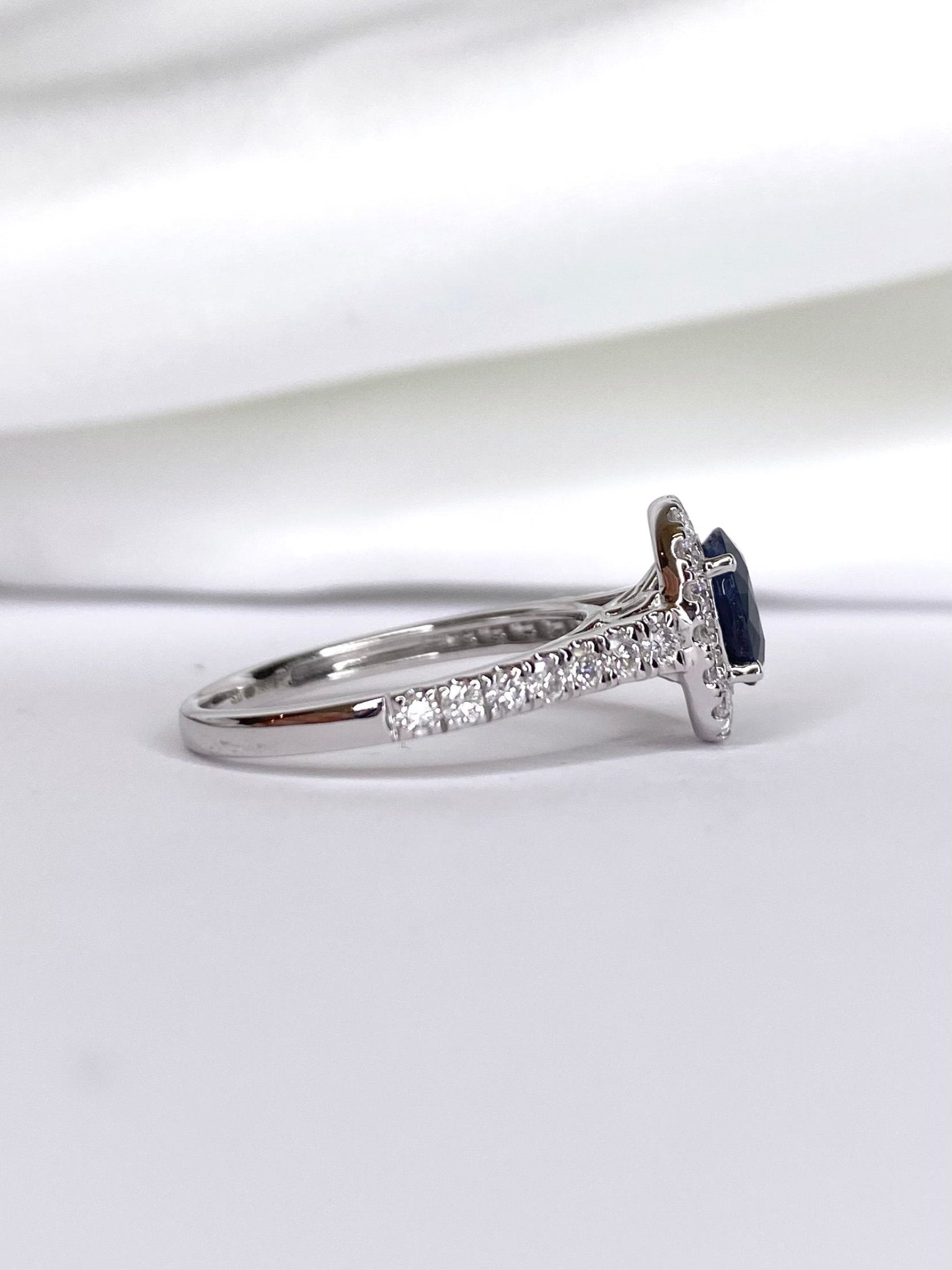 Bague Marguerite Saphir 1.08 carat &amp; Diamants 0.45 carat "Siloé" - Elliade Paris