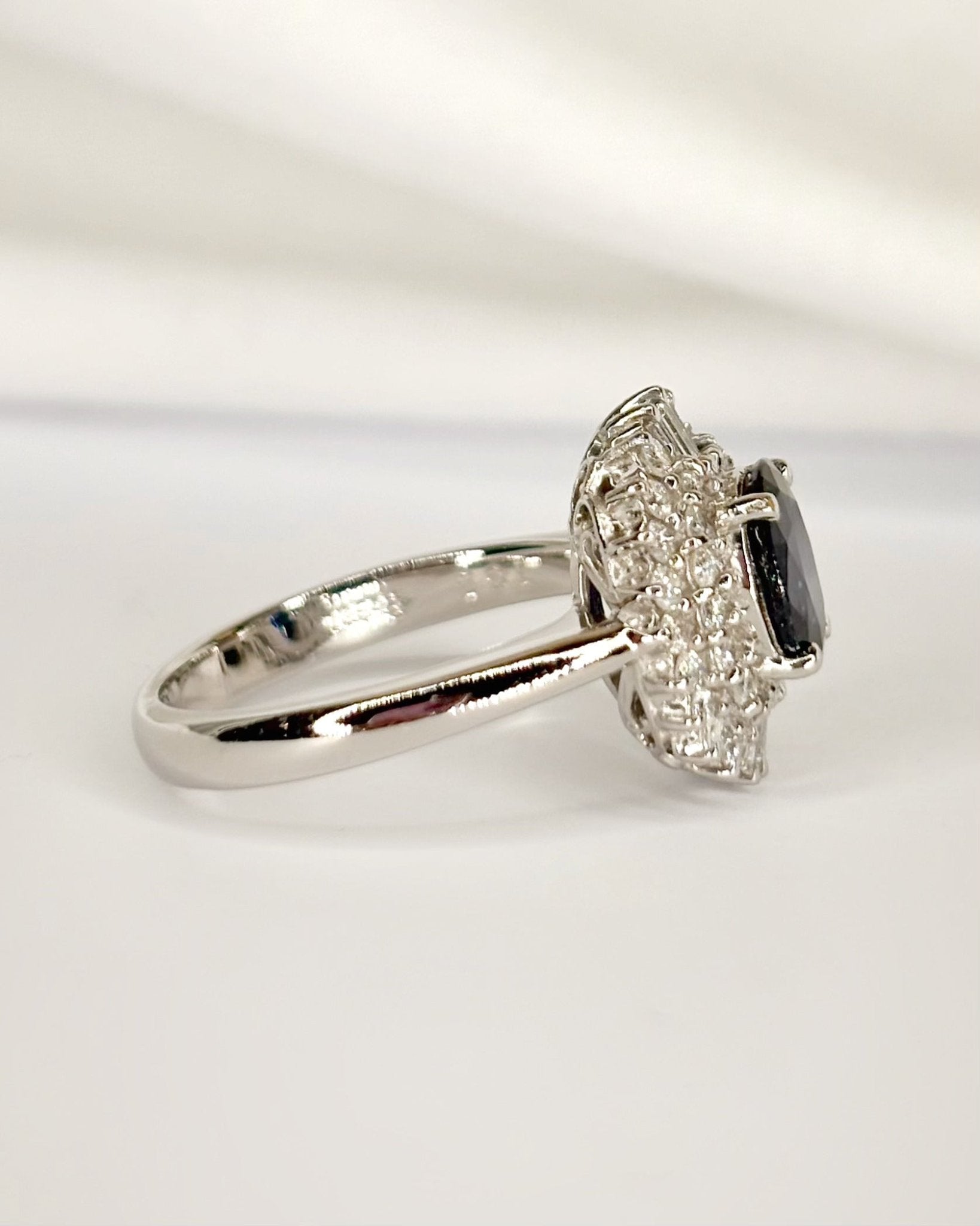 Bague Marguerite Saphir 1.08 carat &amp; Diamants 0.47 carat "Adixia" - Elliade Paris