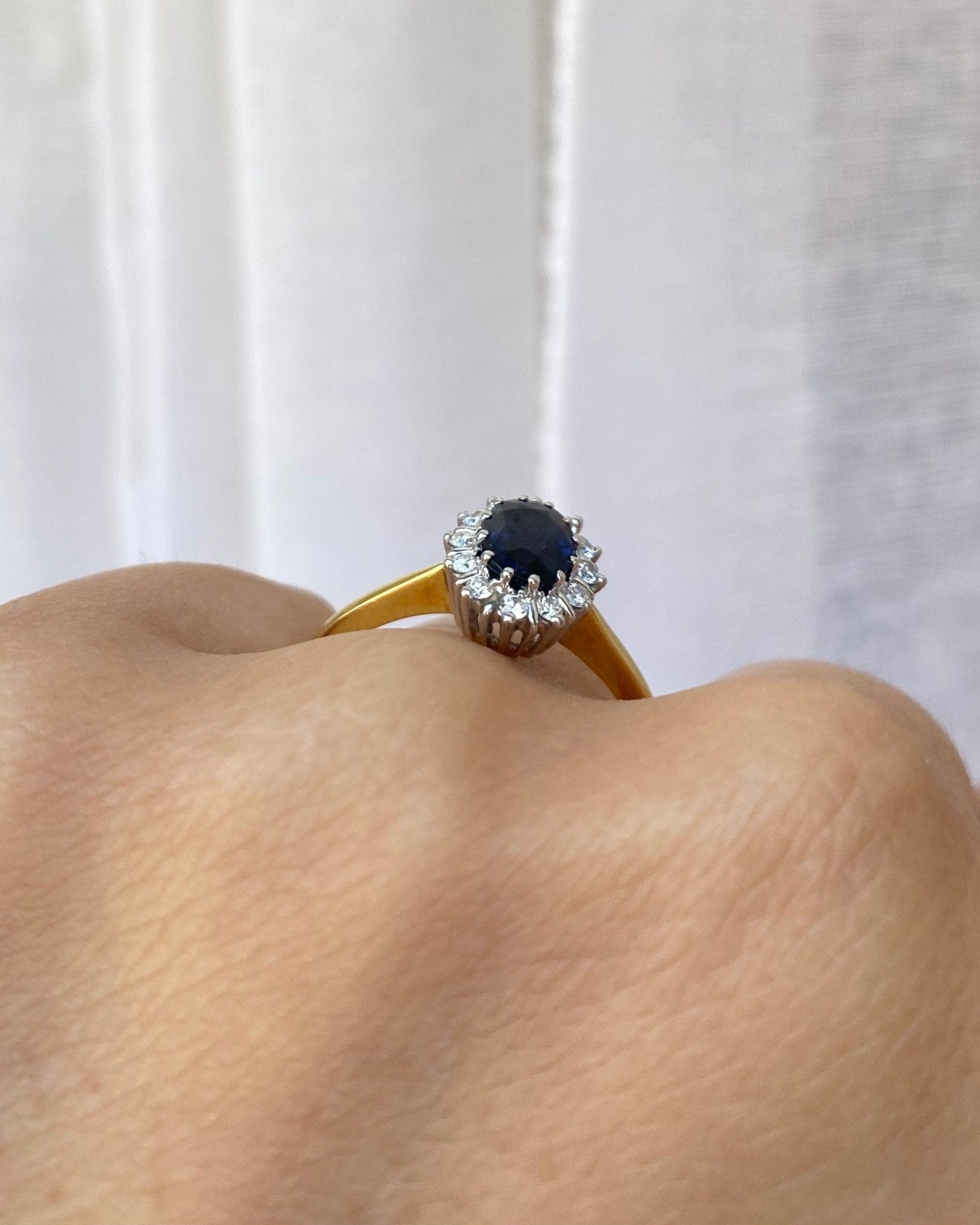 Bague Marguerite Saphir 1.09 carat &amp; 12 Diamants "Zoëlla" - Elliade Paris