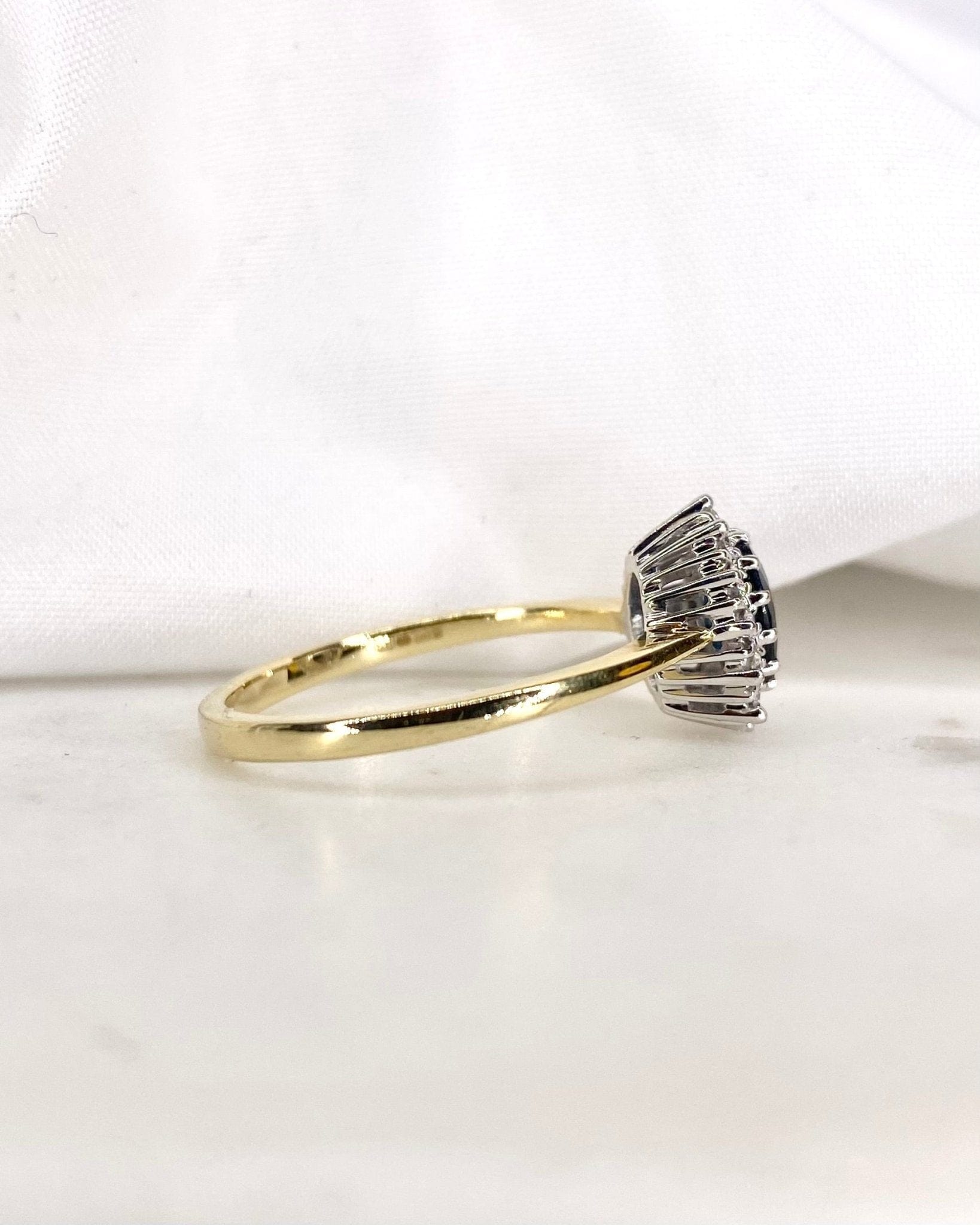 Bague Marguerite Saphir 1.09 carat &amp; 12 Diamants "Zoëlla" - Elliade Paris