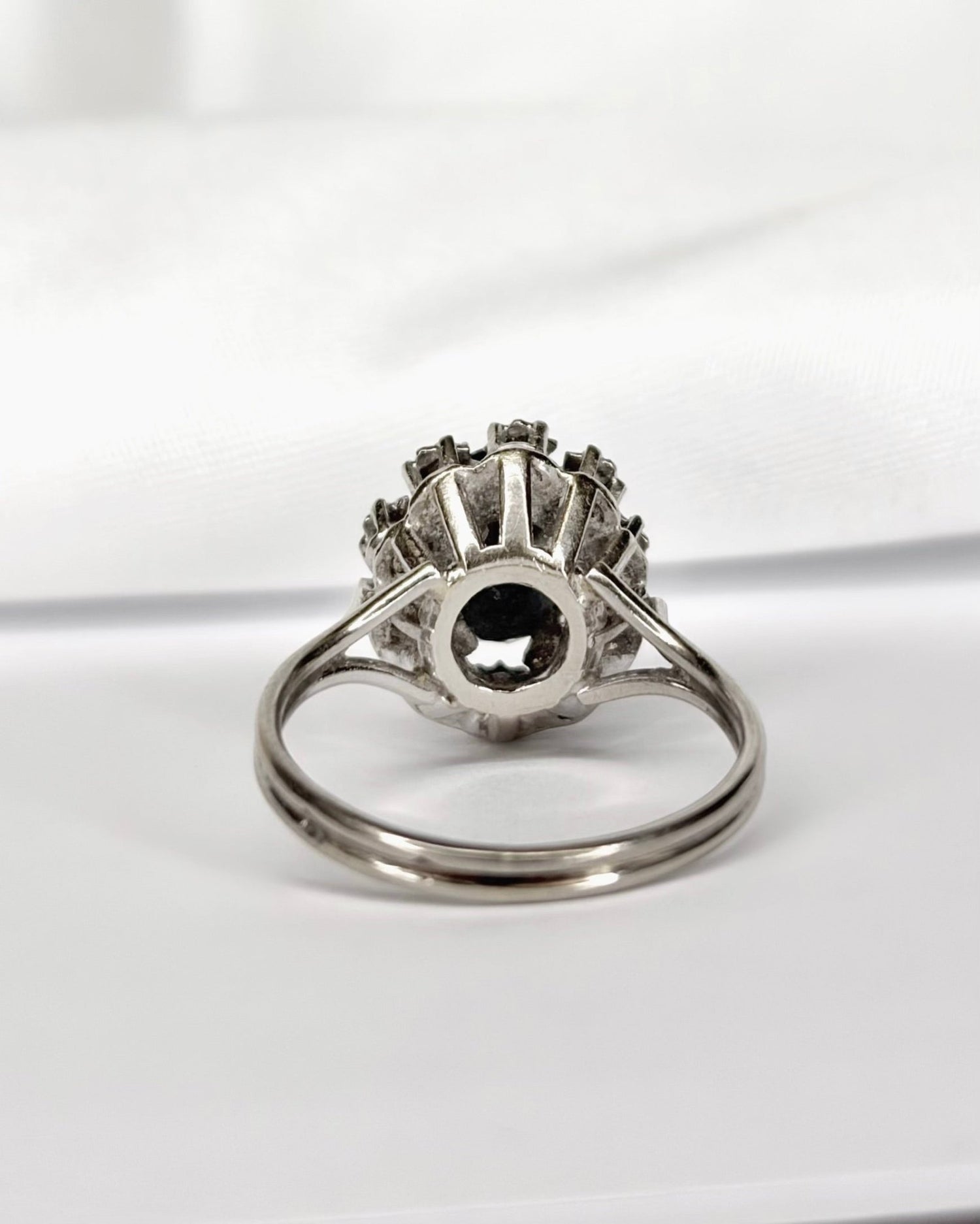 Bague Marguerite Saphir 1.10 carat &amp; 10 Diamants "Irène" - Elliade Paris