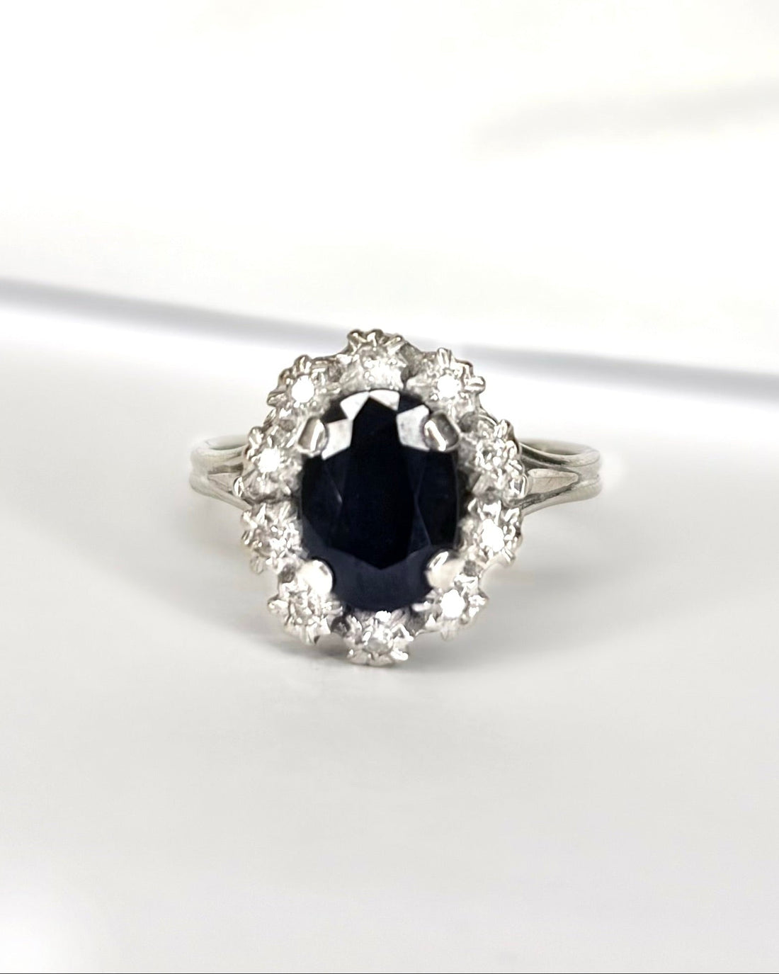 Bague Marguerite Saphir 1.10 carat &amp; 10 Diamants "Irène" - Elliade Paris