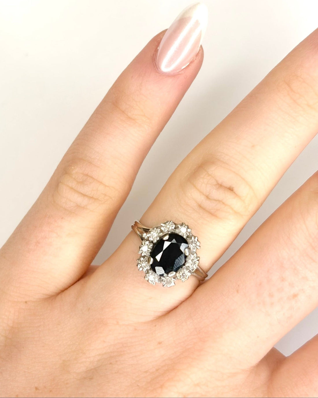 Bague Marguerite Saphir 1.10 carat &amp; 10 Diamants "Irène" - Elliade Paris