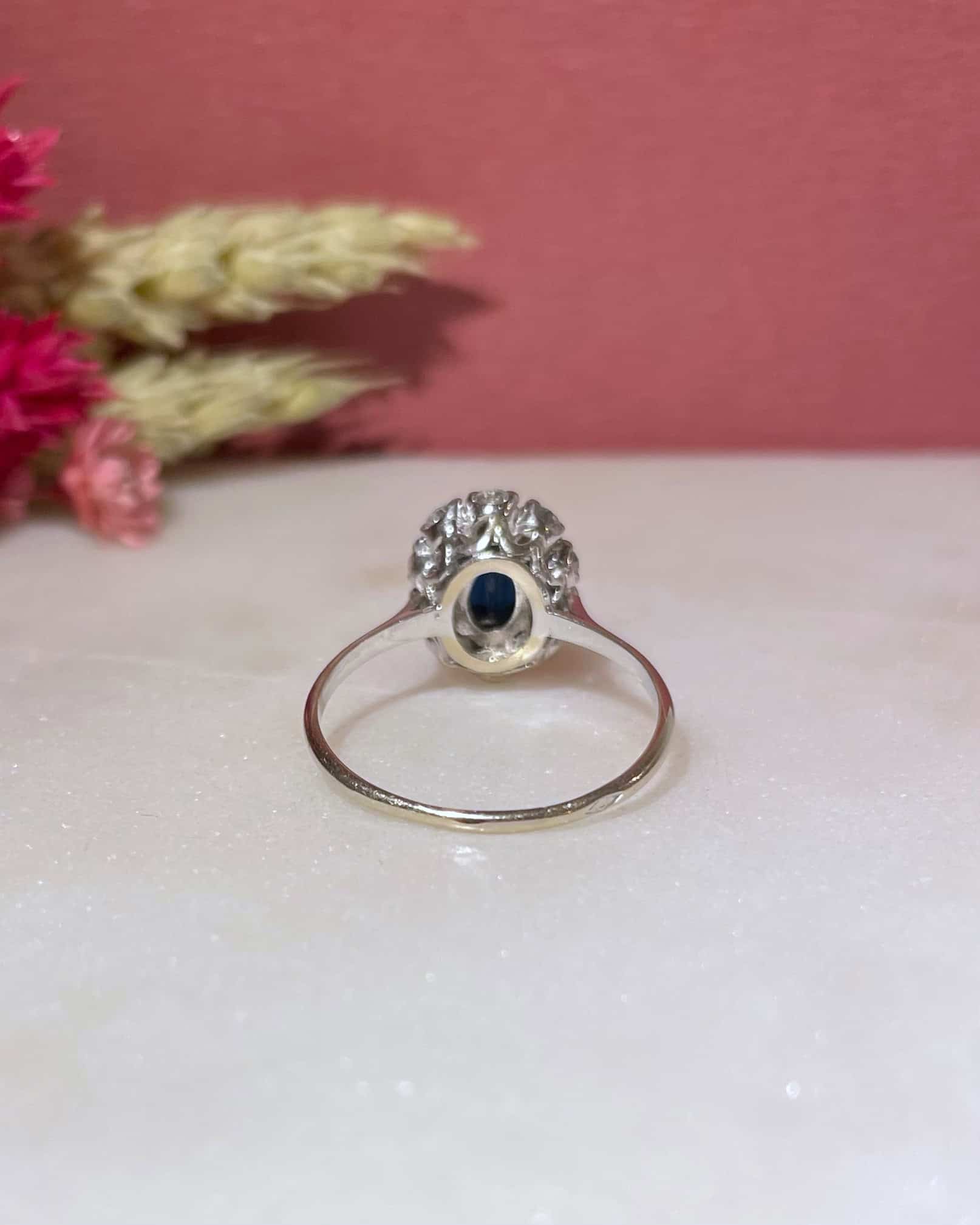Bague Marguerite Saphir 1.10 Carat &amp; 10 Diamants &quot;Mayley&quot; - Elliade Paris