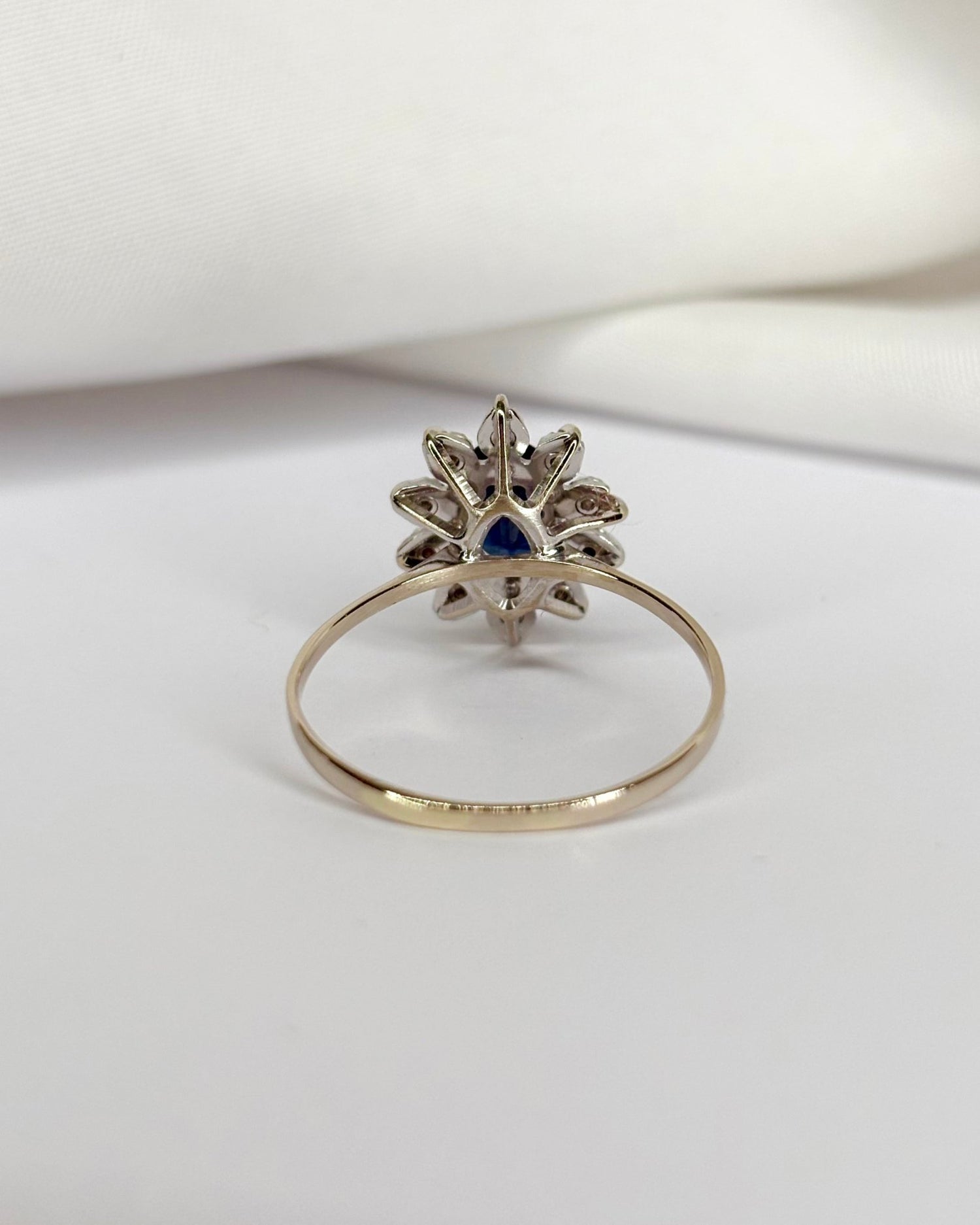 Bague Marguerite Saphir 1.10 carat &amp; 10 Diamants &quot;Roseline&quot; - Elliade Paris