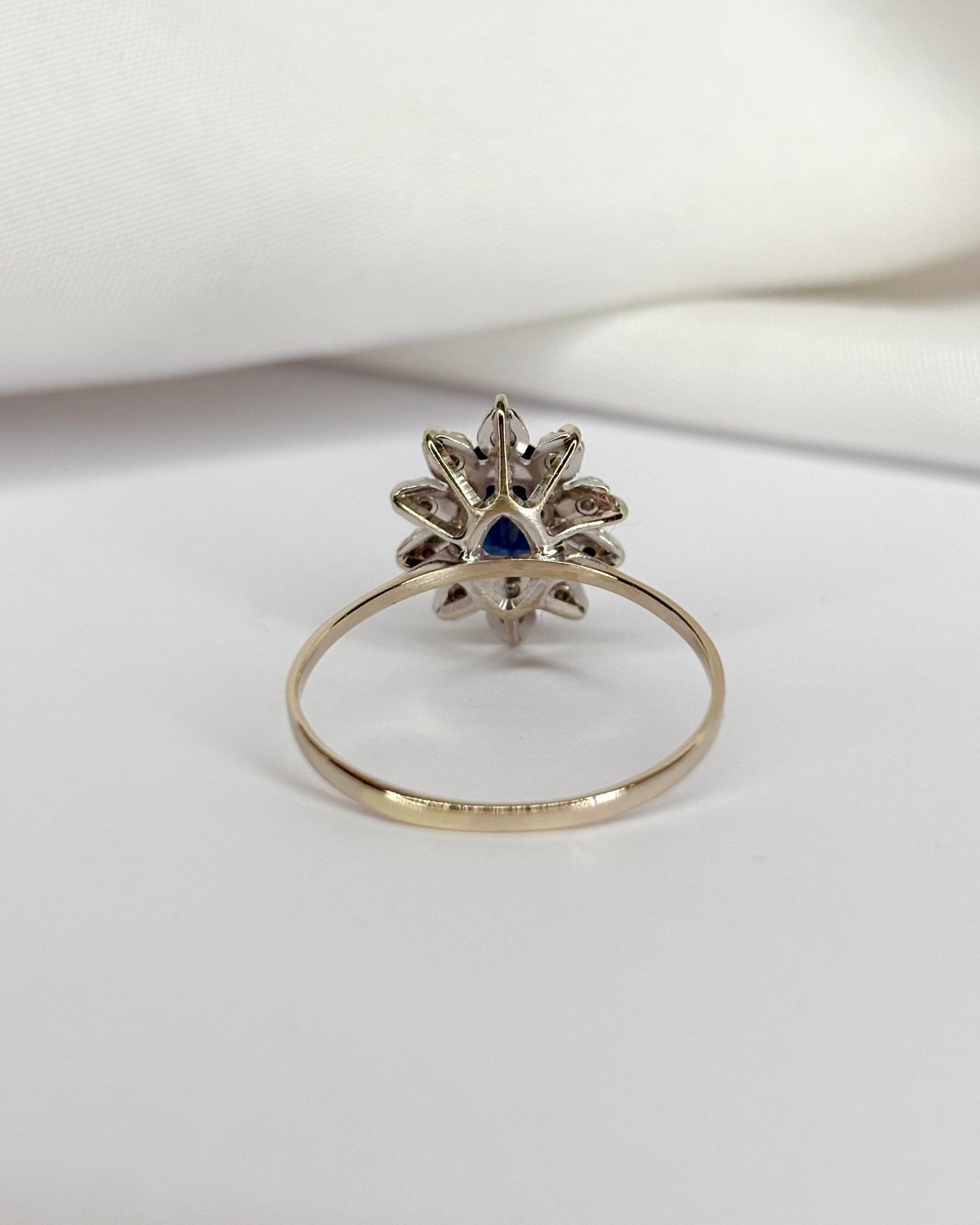 Bague Marguerite Saphir 1.10 carat &amp; 10 Diamants "Roseline" - Elliade Paris