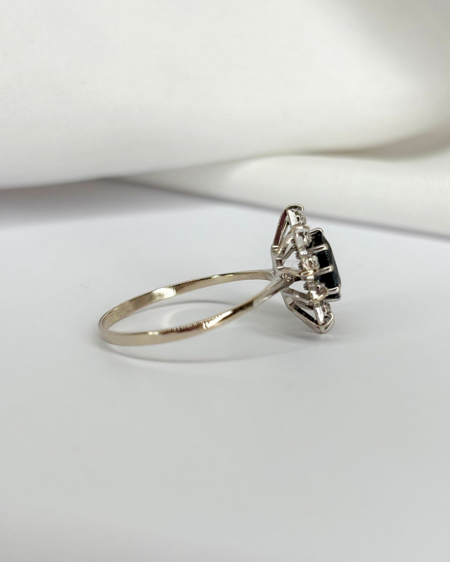 Bague Marguerite Saphir 1.10 carat &amp; 10 Diamants &quot;Roseline&quot; - Elliade Paris