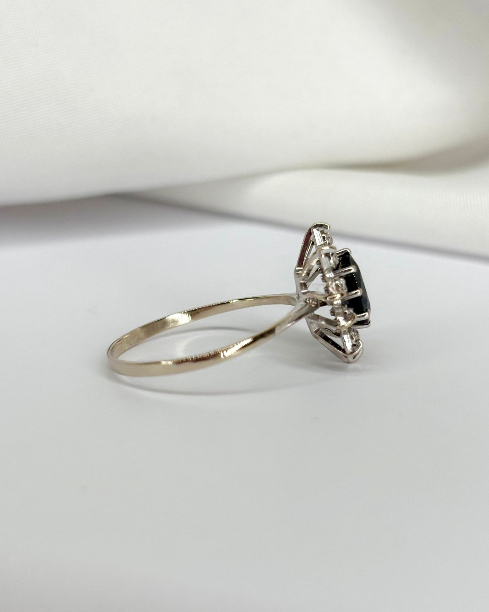 Bague Marguerite Saphir 1.10 carat &amp; 10 Diamants "Roseline" - Elliade Paris