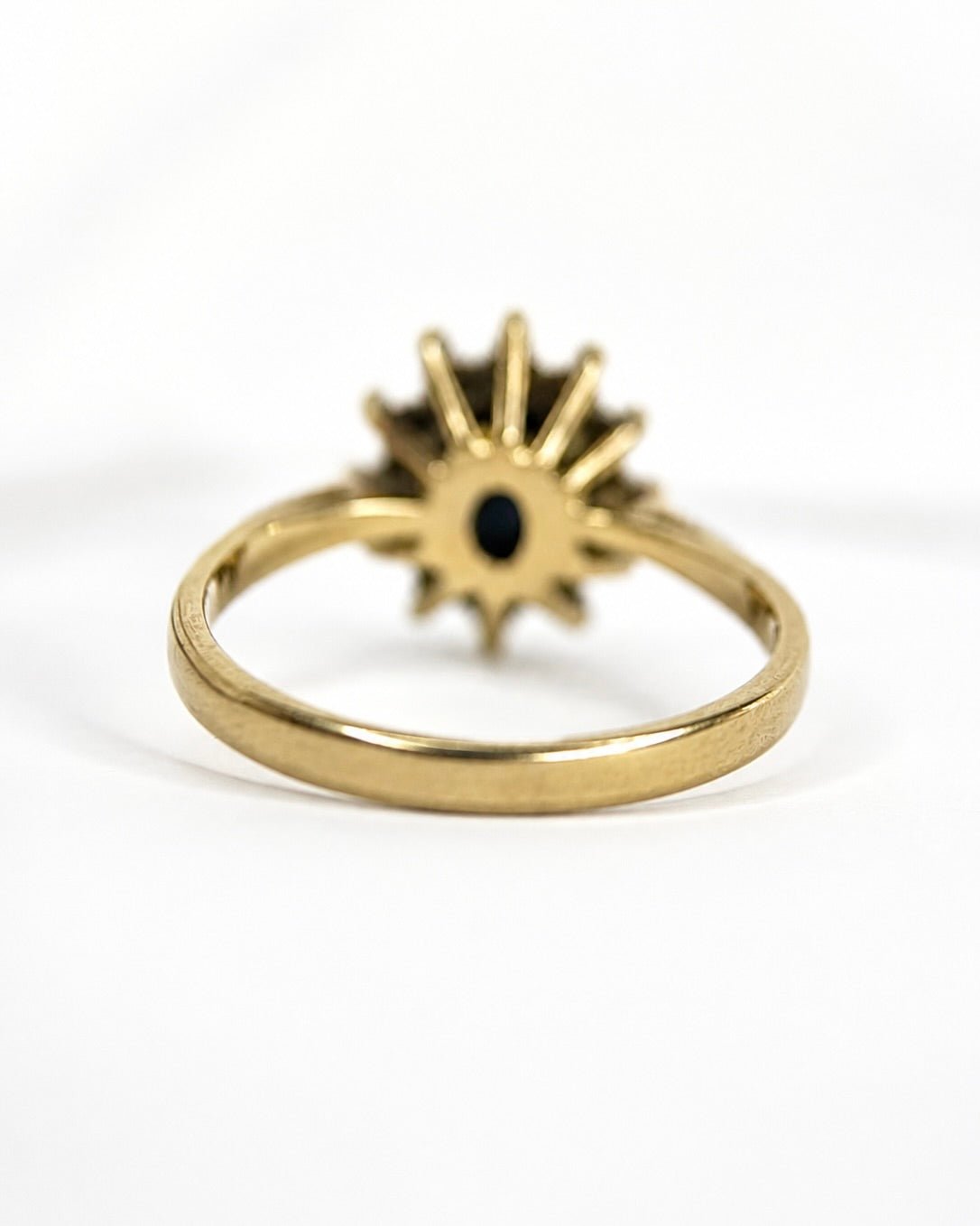 Bague Marguerite Saphir 1.10 carat &amp; Diamants 0.24 carat "Jihane" - Elliade Paris