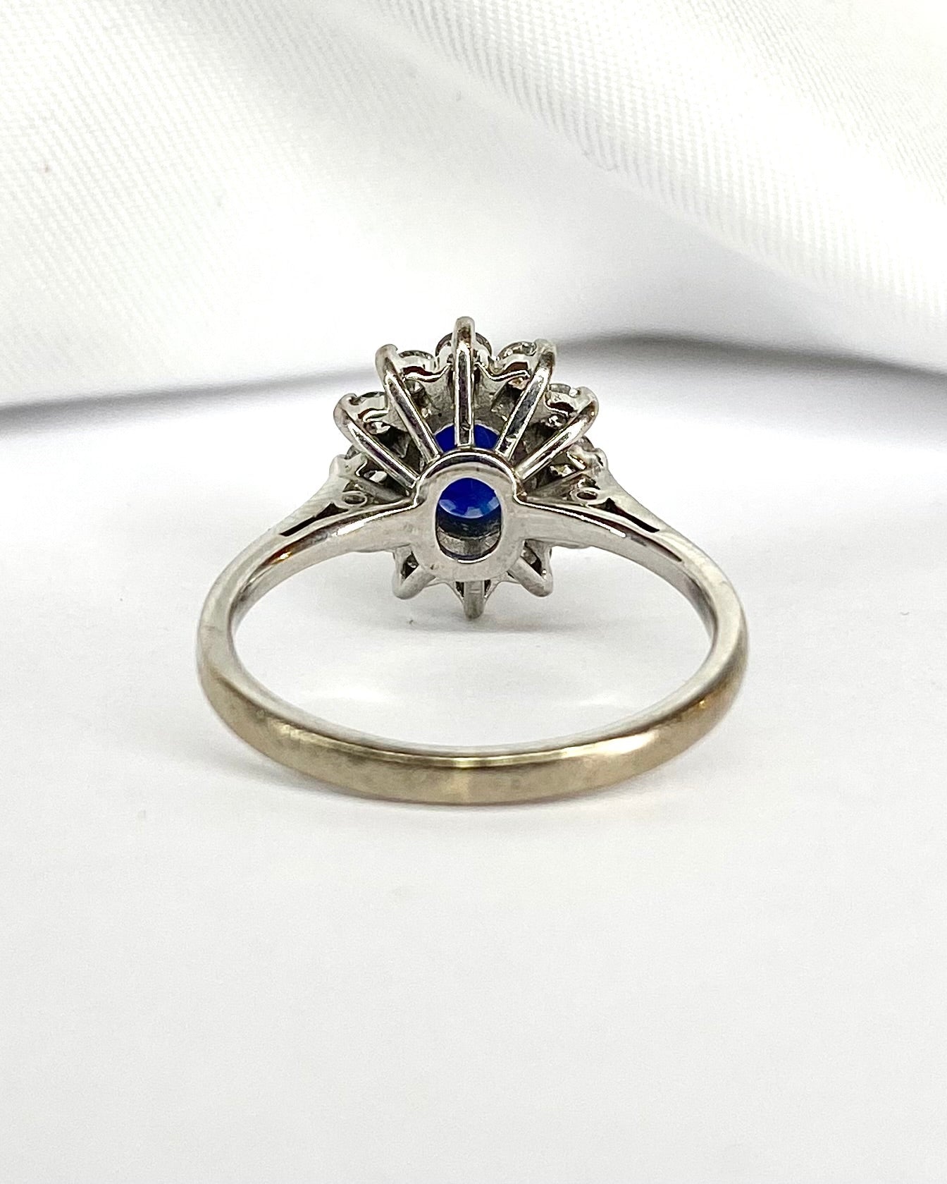 Bague Marguerite Saphir 1.10 carat &amp; Diamants 0.36 carat "Calypso" - Elliade Paris