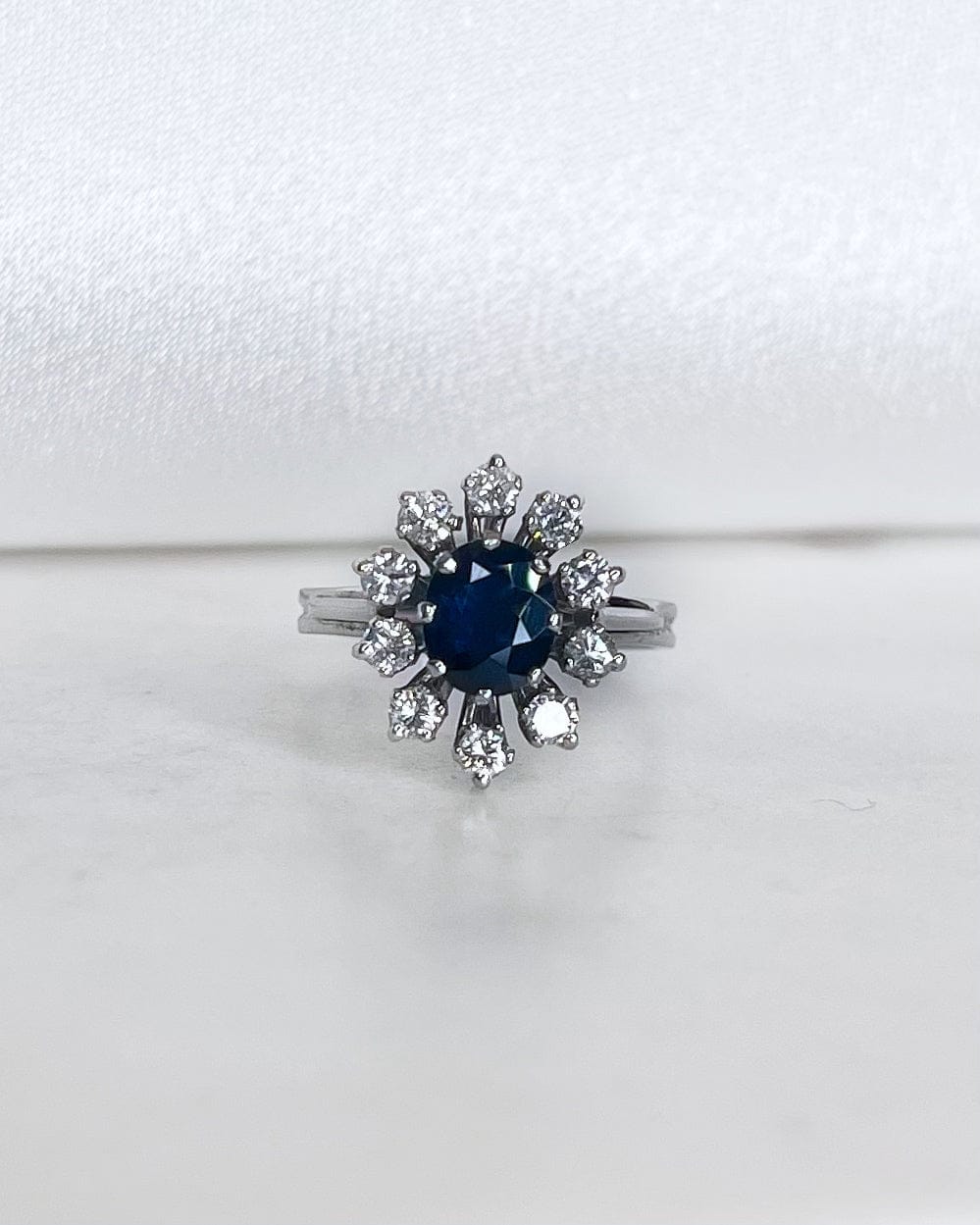 Bague Marguerite Saphir 1.10 carat &amp; Diamants "Celina" - Elliade Paris