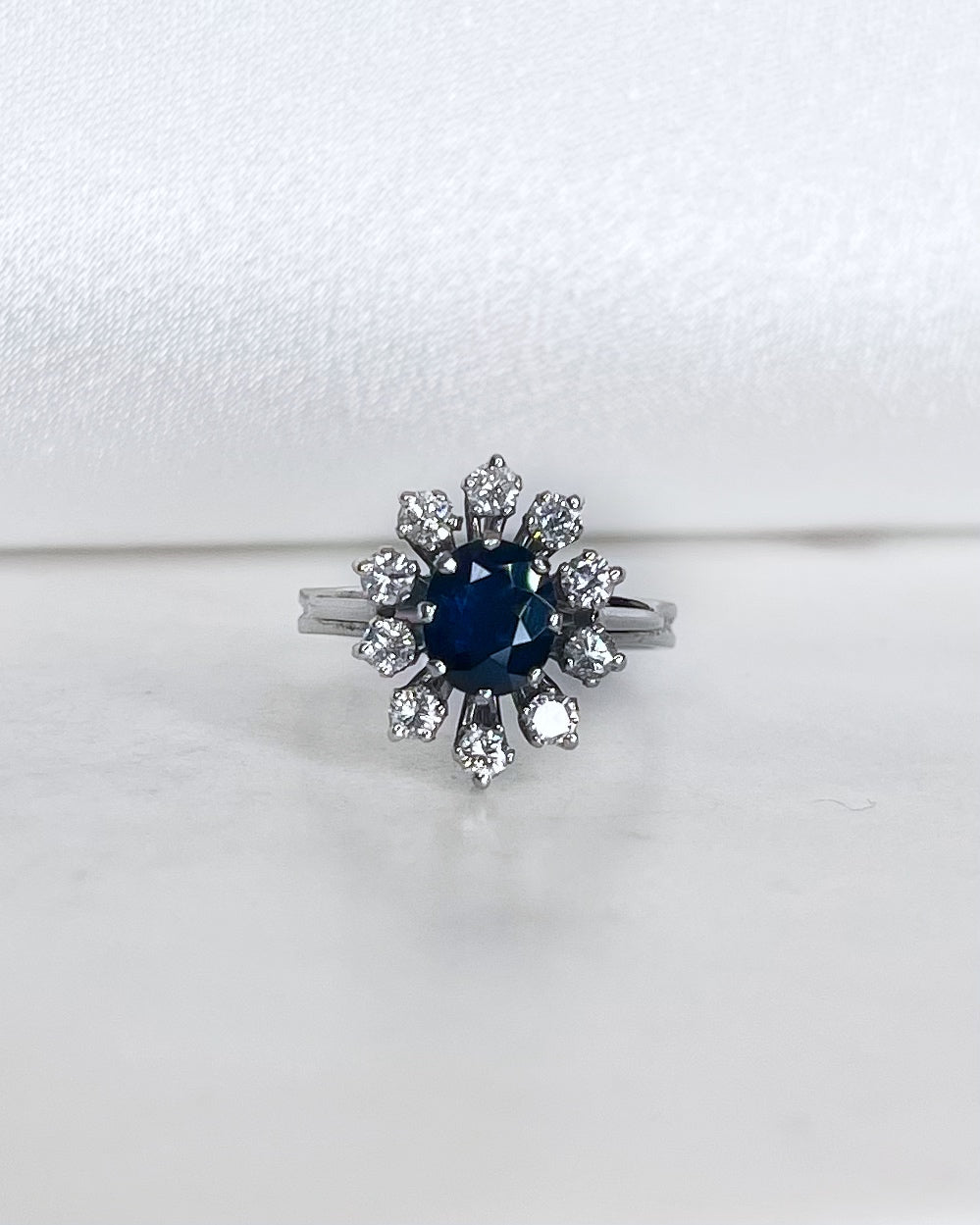 Bague Marguerite Saphir 1.10 carat &amp; Diamants &quot;Celina&quot; - Elliade Paris