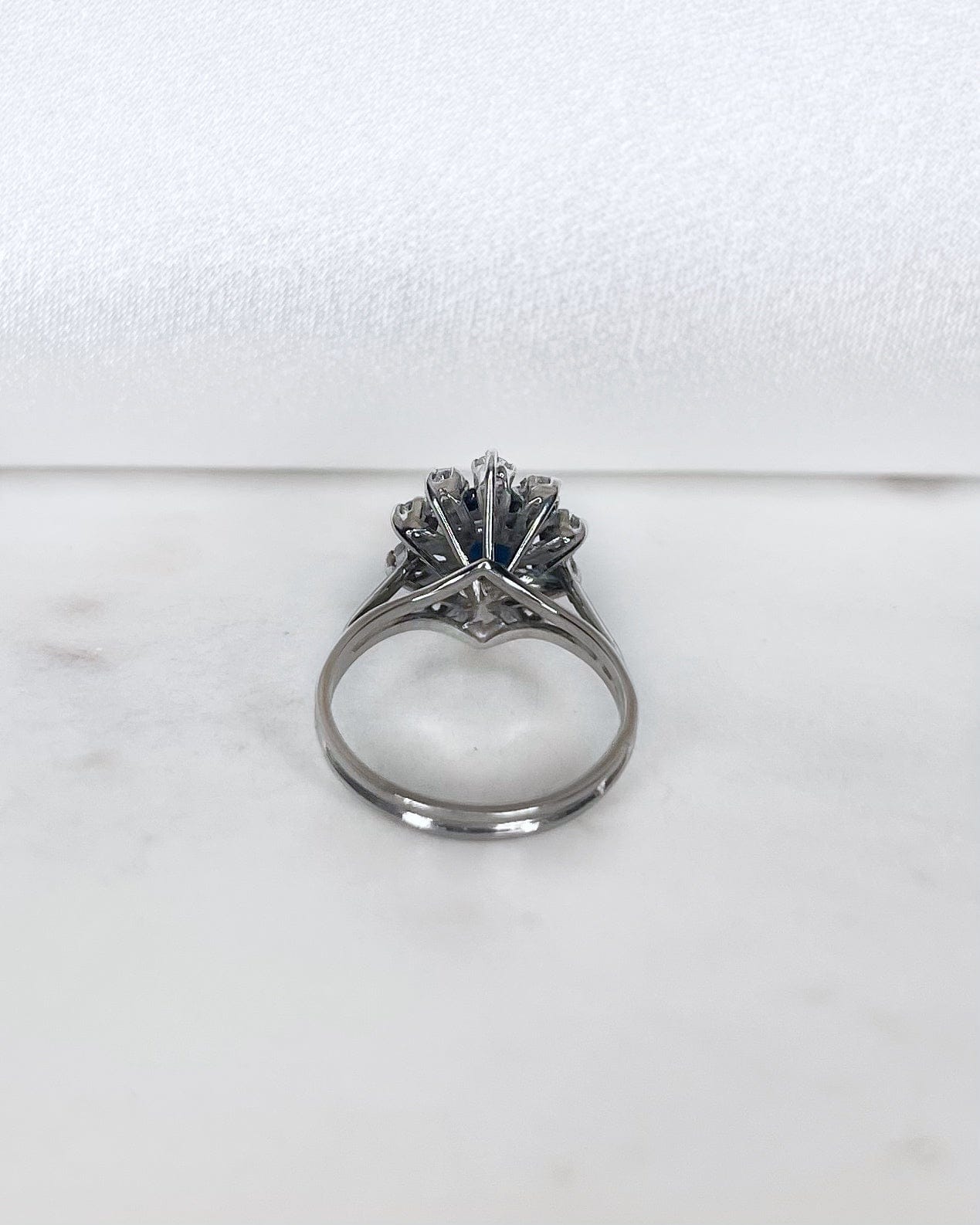 Bague Marguerite Saphir 1.10 carat &amp; Diamants "Celina" - Elliade Paris